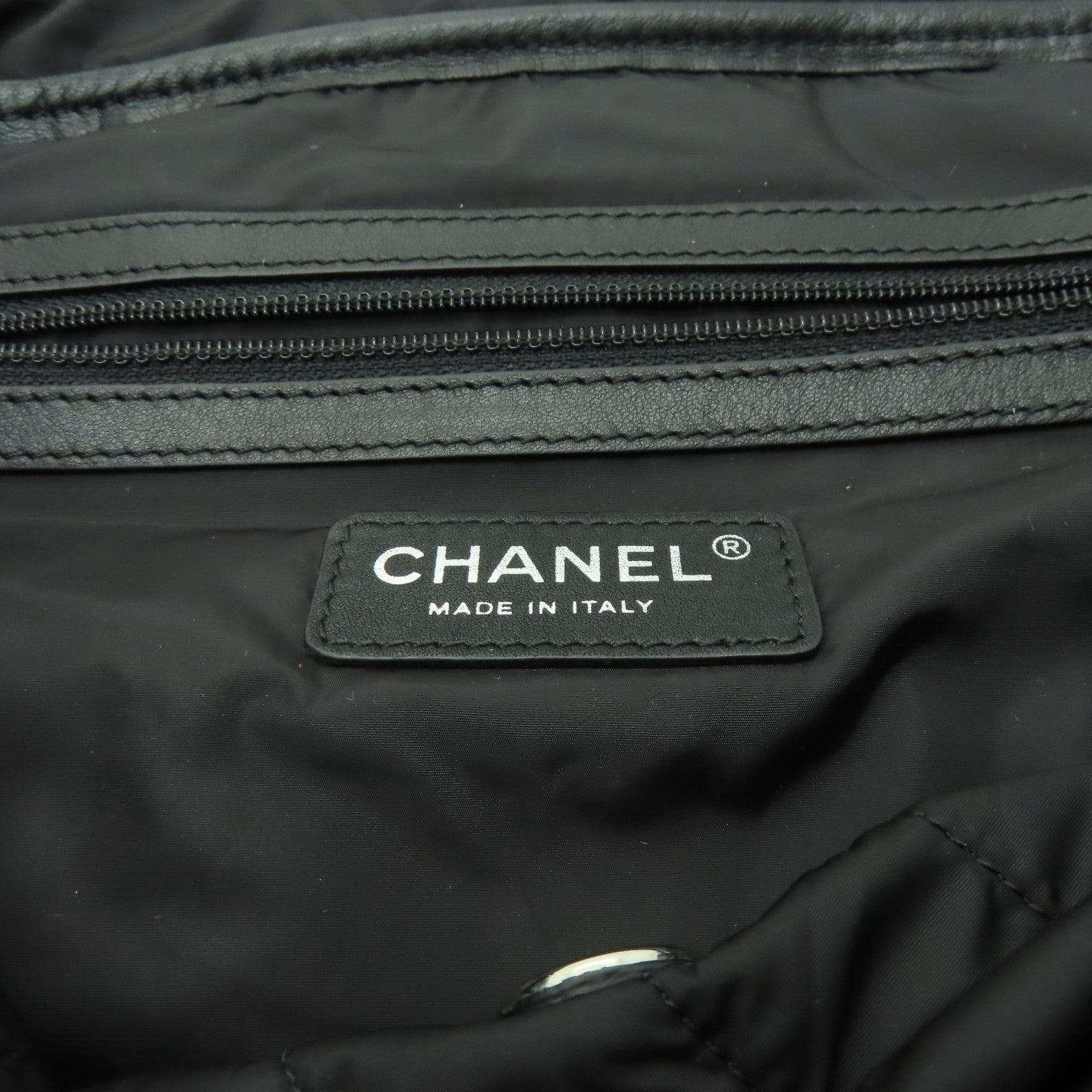 CHANEL 尼龍Chain Shoulder銀扣鏈帶肩背袋黑色/白色