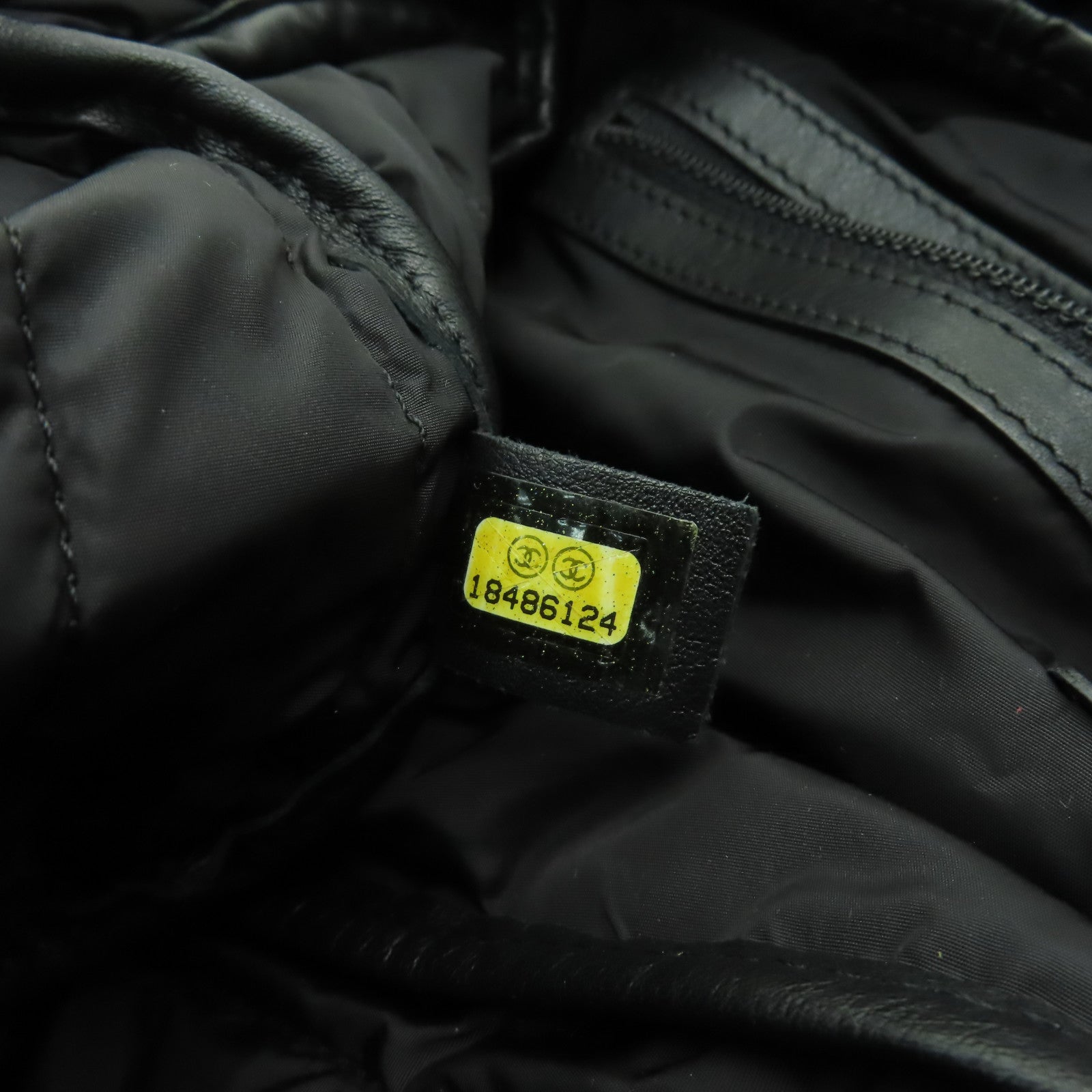 CHANEL 尼龍Chain Shoulder銀扣鏈帶肩背袋黑色/白色