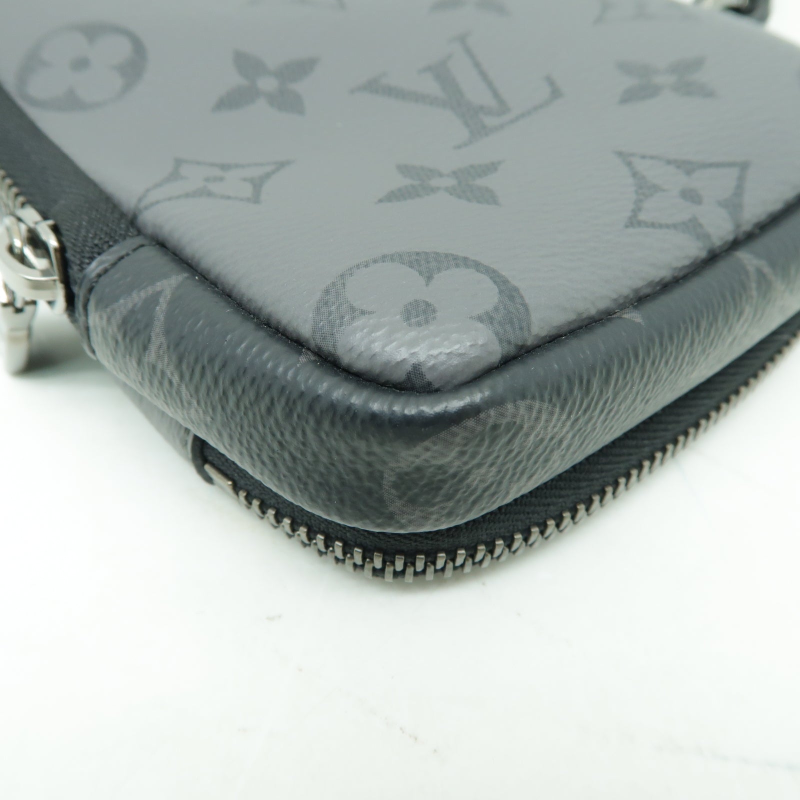 LOUIS VUITTON Monogram Eclipse Reverse Double Phone Pouch銀扣肩背袋黑色/灰色