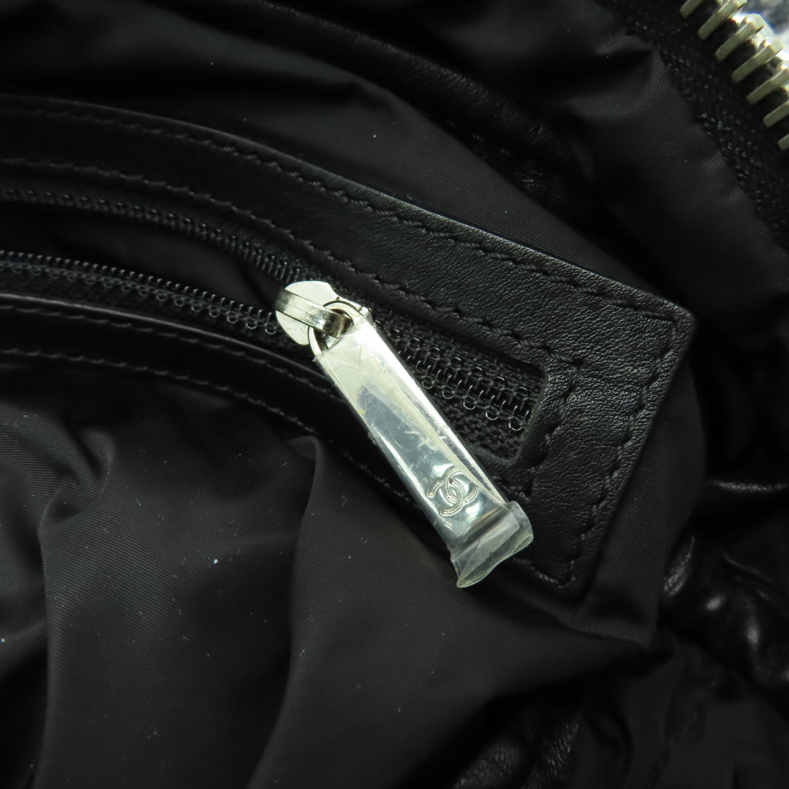 CHANEL 尼龍Chain Shoulder銀扣鏈帶肩背袋黑色/白色