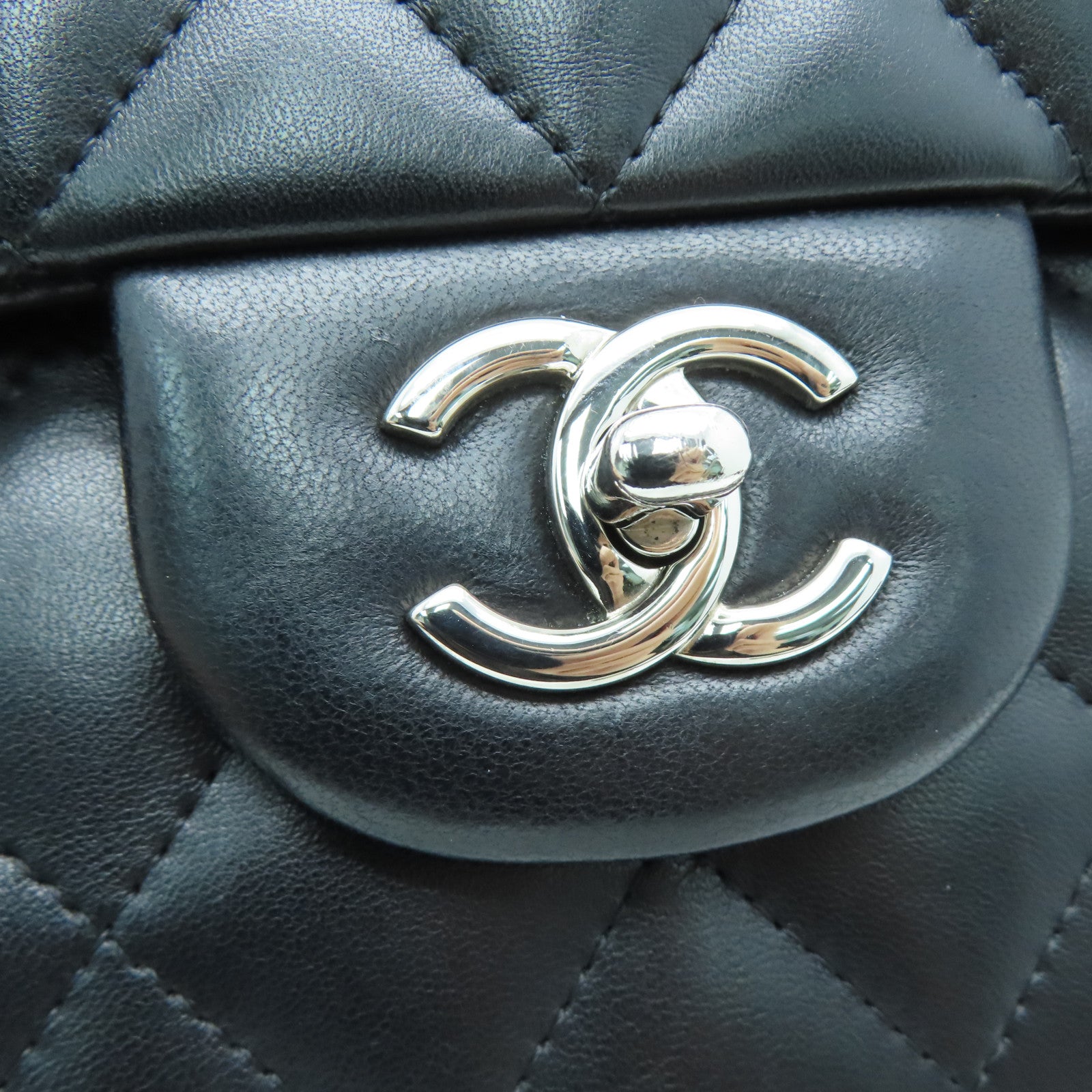 CHANEL 菱格羊皮皮革Classic銀扣肩背袋黑色