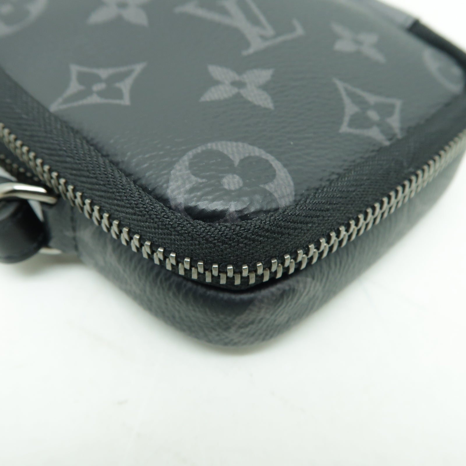 LOUIS VUITTON Monogram Eclipse Reverse Double Phone Pouch銀扣肩背袋黑色/灰色