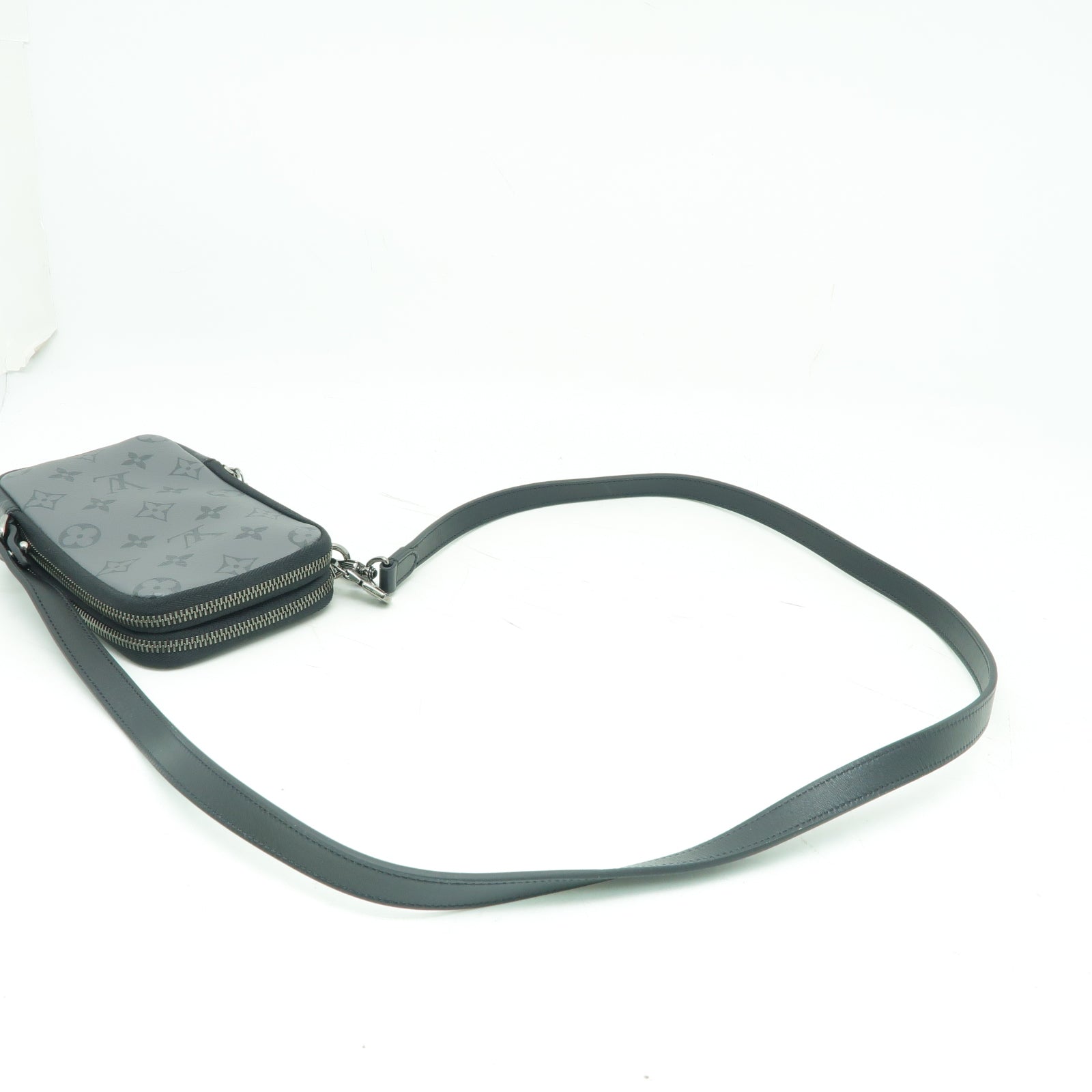 LOUIS VUITTON Monogram Eclipse Reverse Double Phone Pouch銀扣肩背袋黑色/灰色