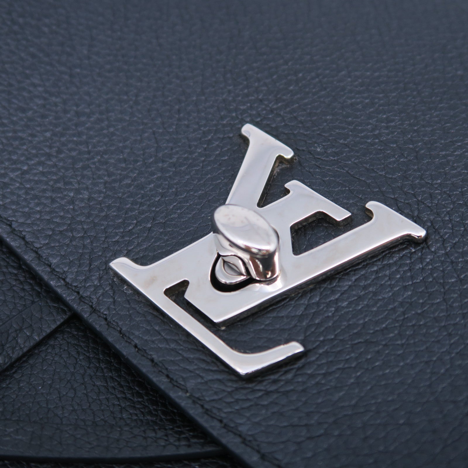 LOUIS VUITTON 牛皮皮革Lockme Backpack銀扣背包黑色