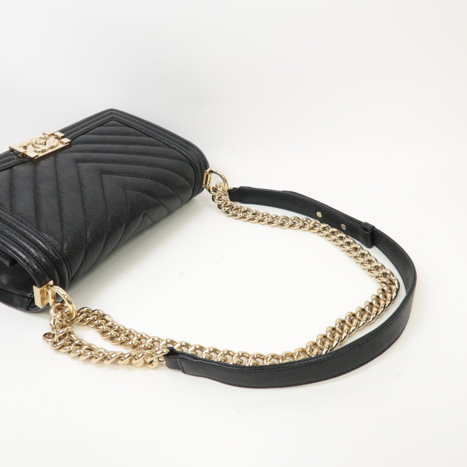 CHANEL 牛皮皮革Boy Chanel金扣鏈帶肩背袋黑色