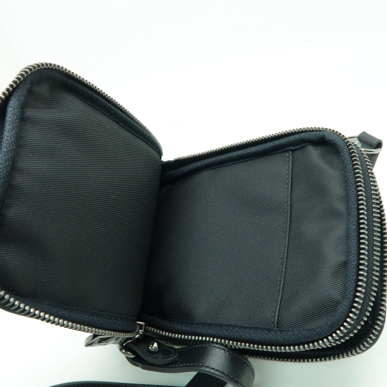 LOUIS VUITTON Monogram Eclipse Reverse Double Phone Pouch銀扣肩背袋黑色/灰色