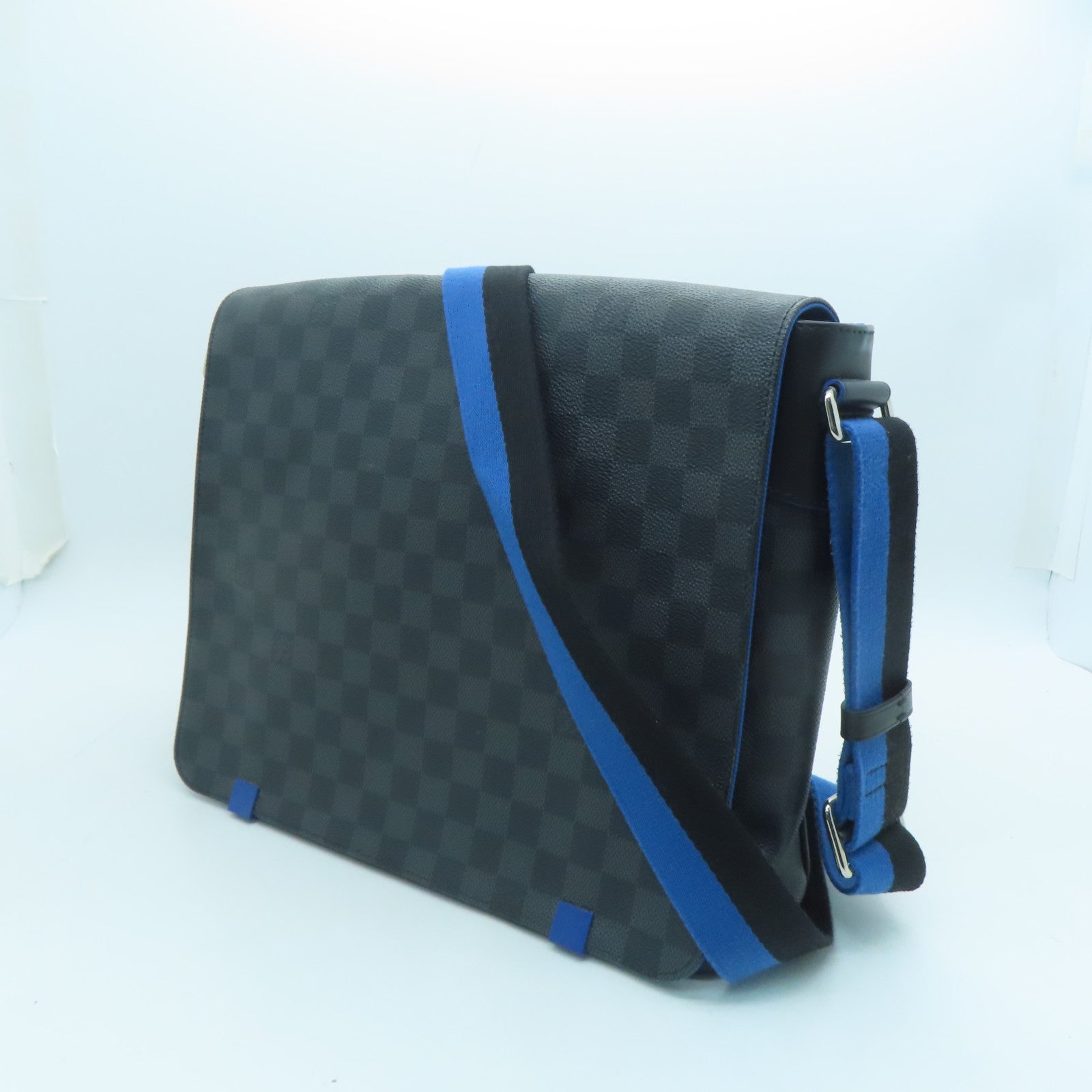LOUIS VUITTON Damier Graphite District MM銀扣肩背袋黑色/藍色