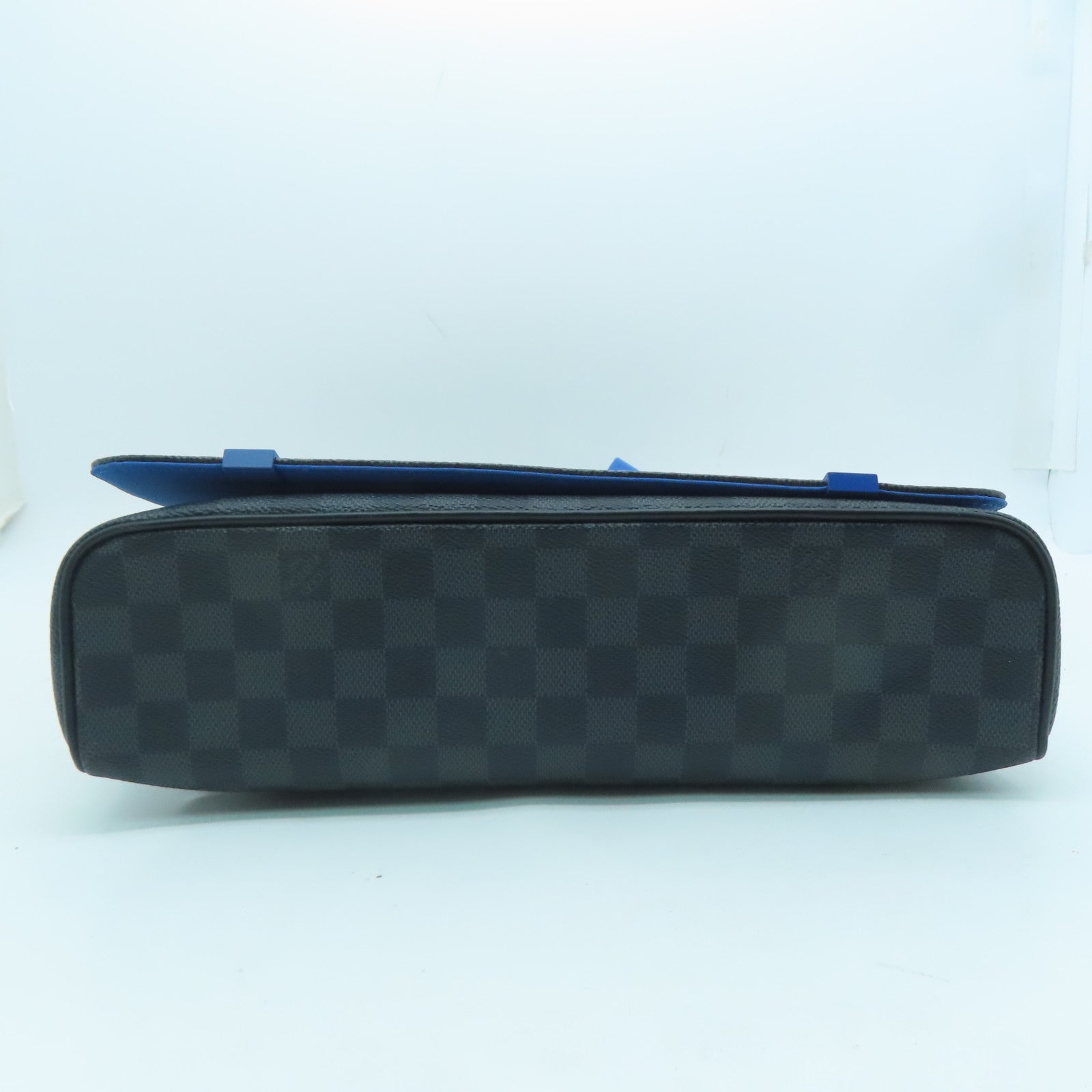 LOUIS VUITTON Damier Graphite District MM銀扣肩背袋黑色/藍色