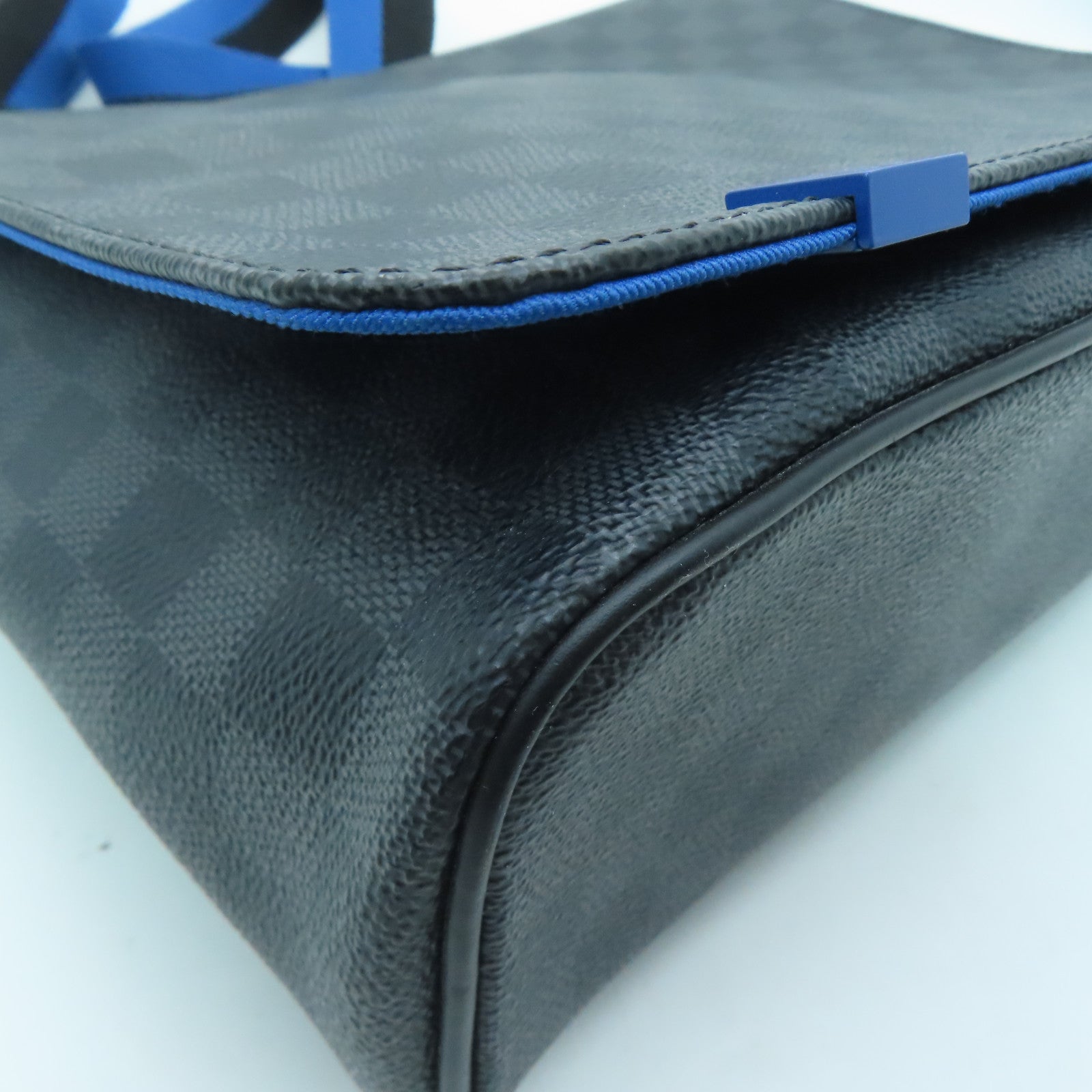 LOUIS VUITTON Damier Graphite District MM銀扣肩背袋黑色/藍色