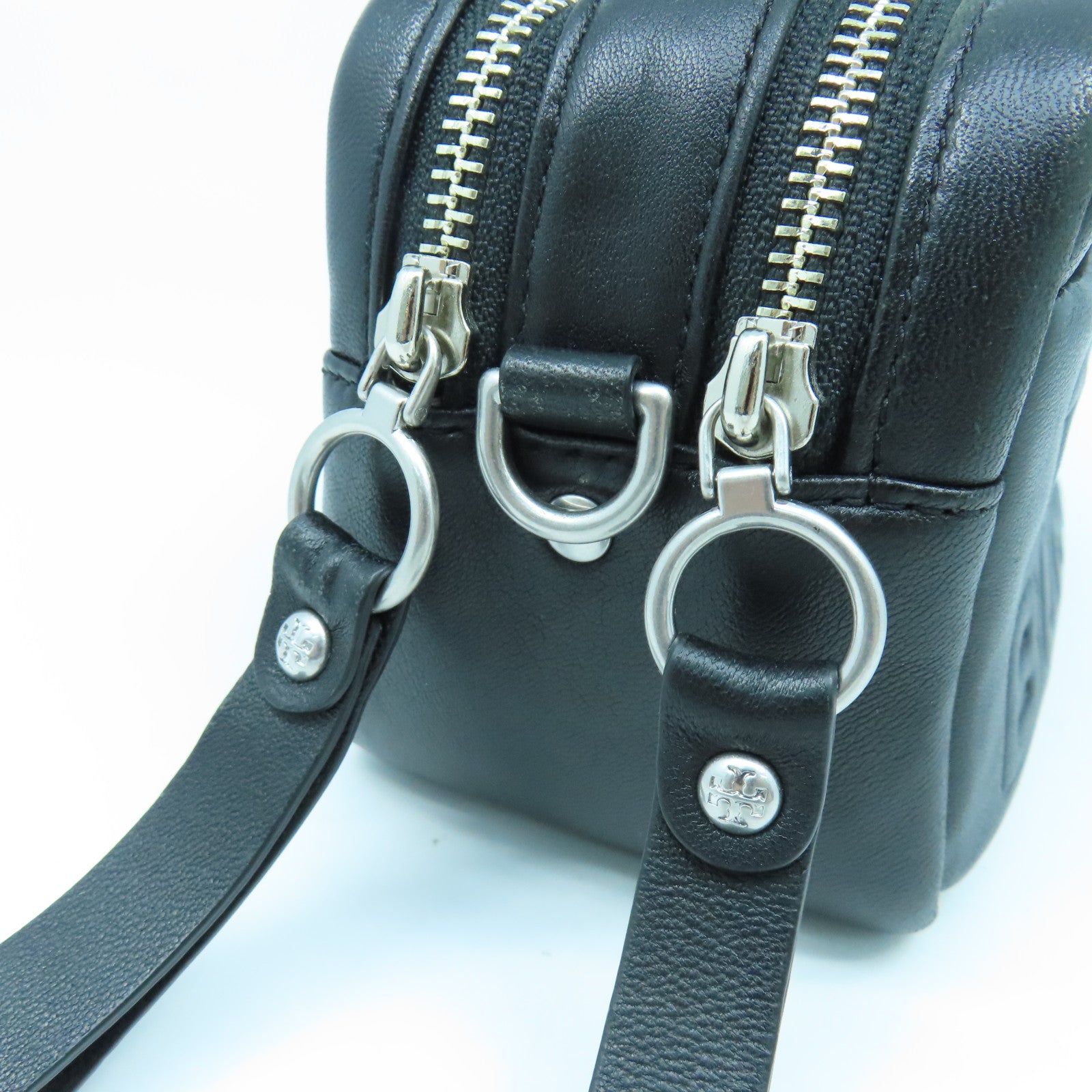 Tory Burch 牛皮皮革Pouch銀扣小袋黑色