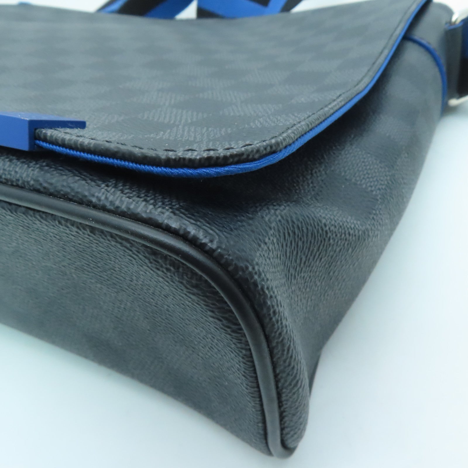 LOUIS VUITTON Damier Graphite District MM銀扣肩背袋黑色/藍色