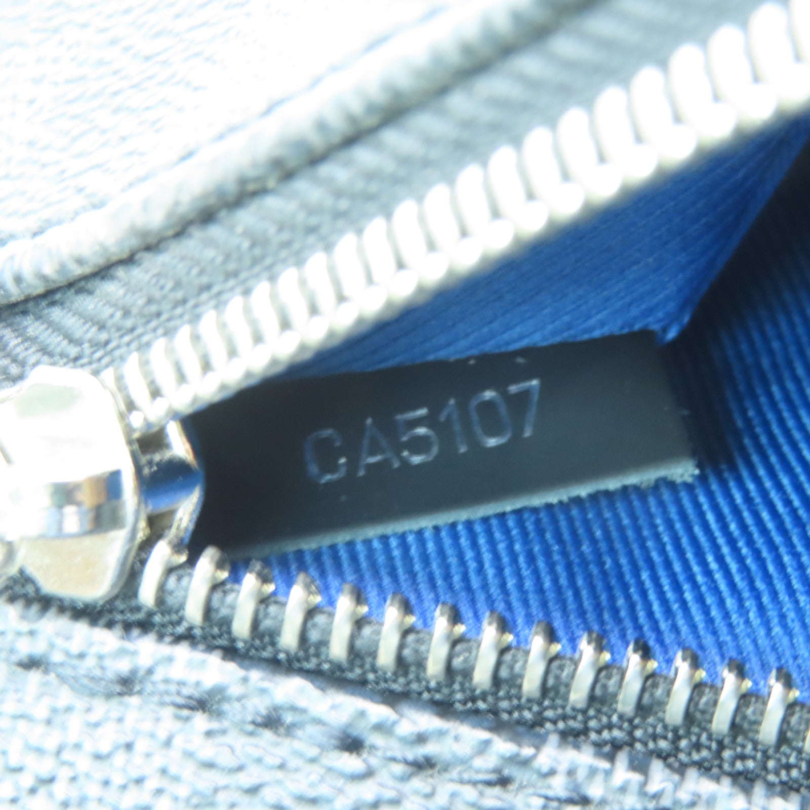 LOUIS VUITTON Damier Graphite District MM銀扣肩背袋黑色/藍色
