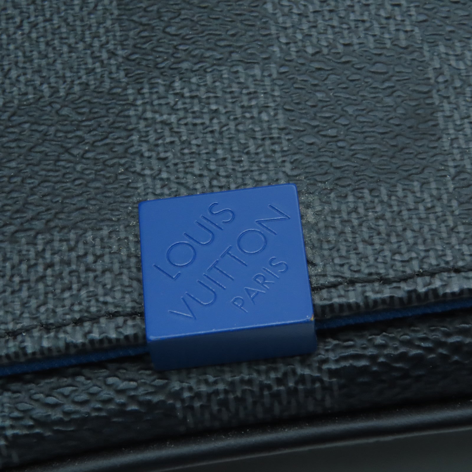 LOUIS VUITTON Damier Graphite District MM銀扣肩背袋黑色/藍色