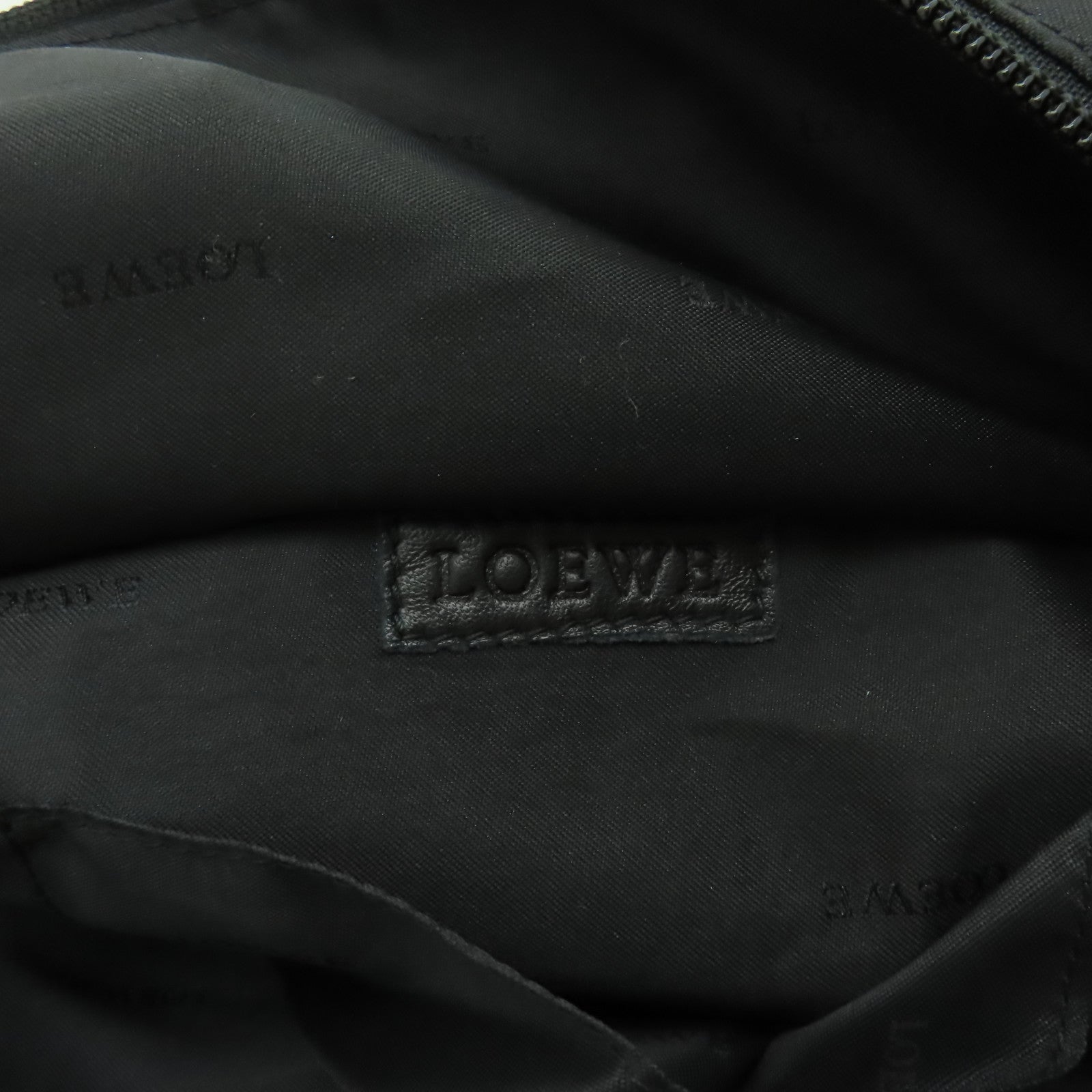 LOEWE 羊皮皮革Nappa Aire Handbag銀扣手挽袋黑色