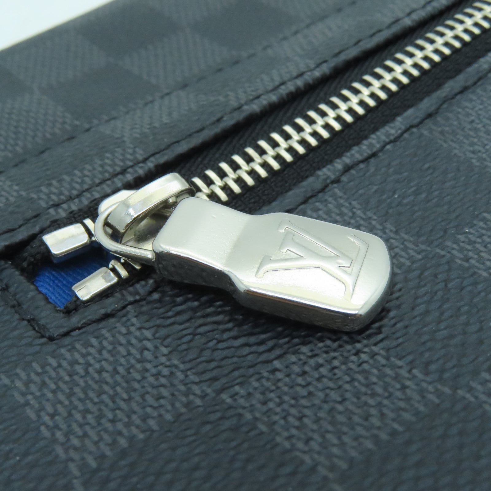 LOUIS VUITTON Damier Graphite District MM銀扣肩背袋黑色/藍色