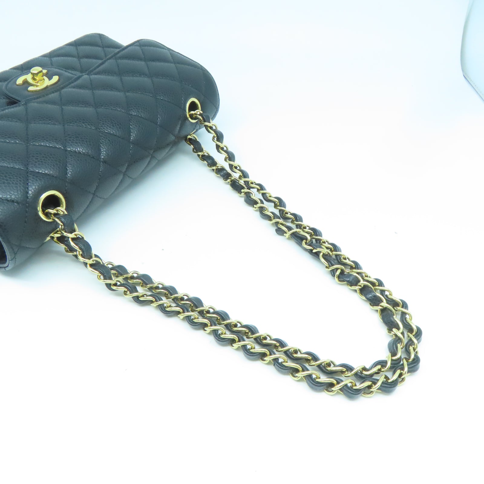CHANEL 菱格Caviar皮革Chain Shoulder金扣鏈帶肩背袋黑色