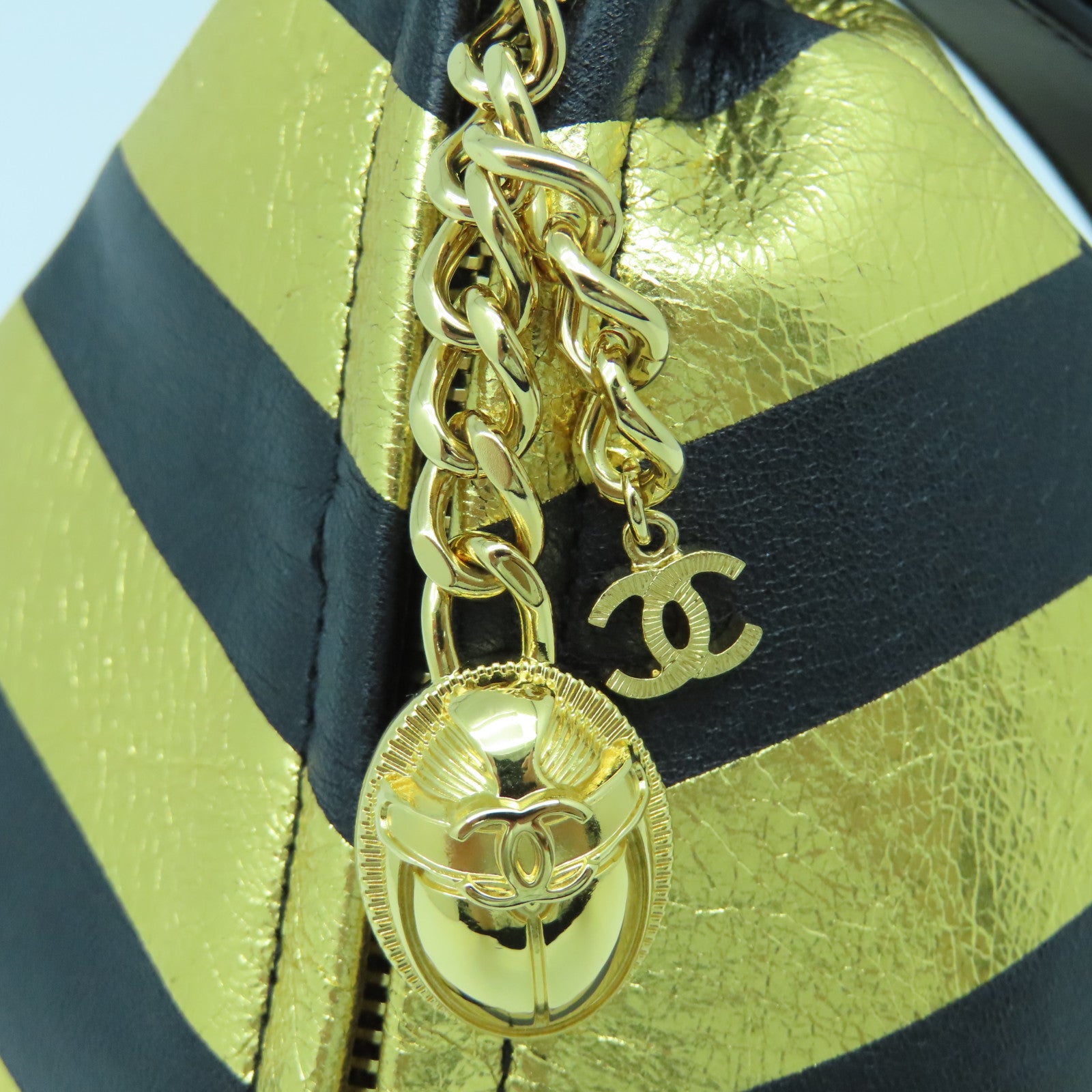 CHANEL 【激減優惠】Metallic羊皮皮革Kheops Pyramid Bag金扣手挽袋金色/黑色