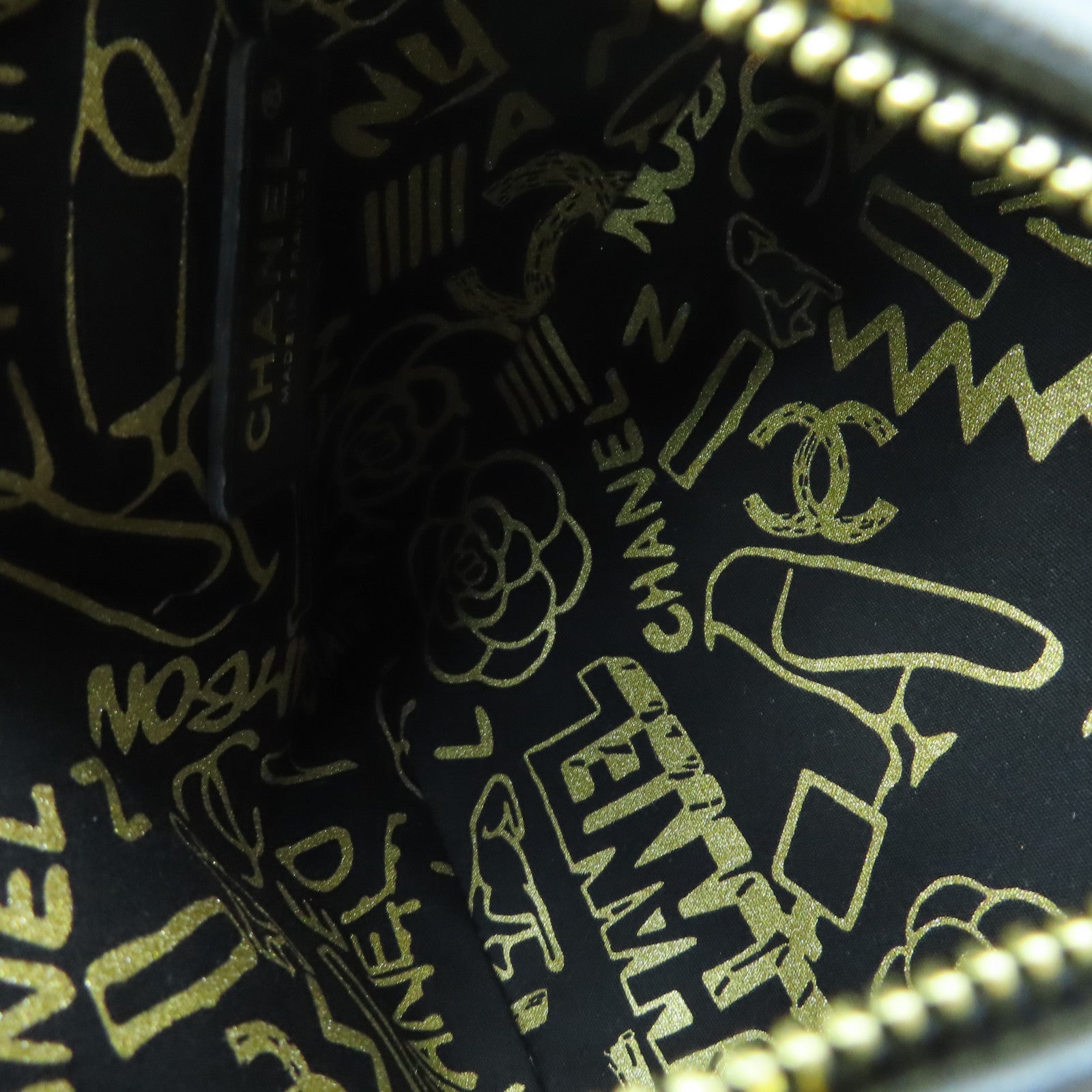 CHANEL 【激減優惠】Metallic羊皮皮革Kheops Pyramid Bag金扣手挽袋金色/黑色