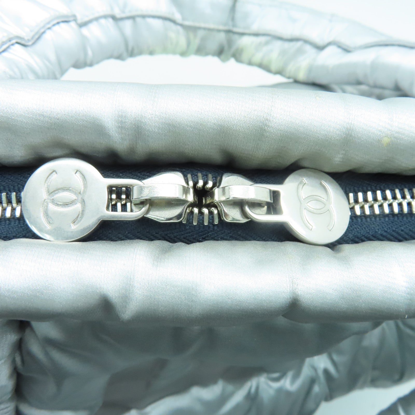 CHANEL 尼龙Doudoune L Zipper 2way Shoulder Bag银扣手挽肩背两用袋银色