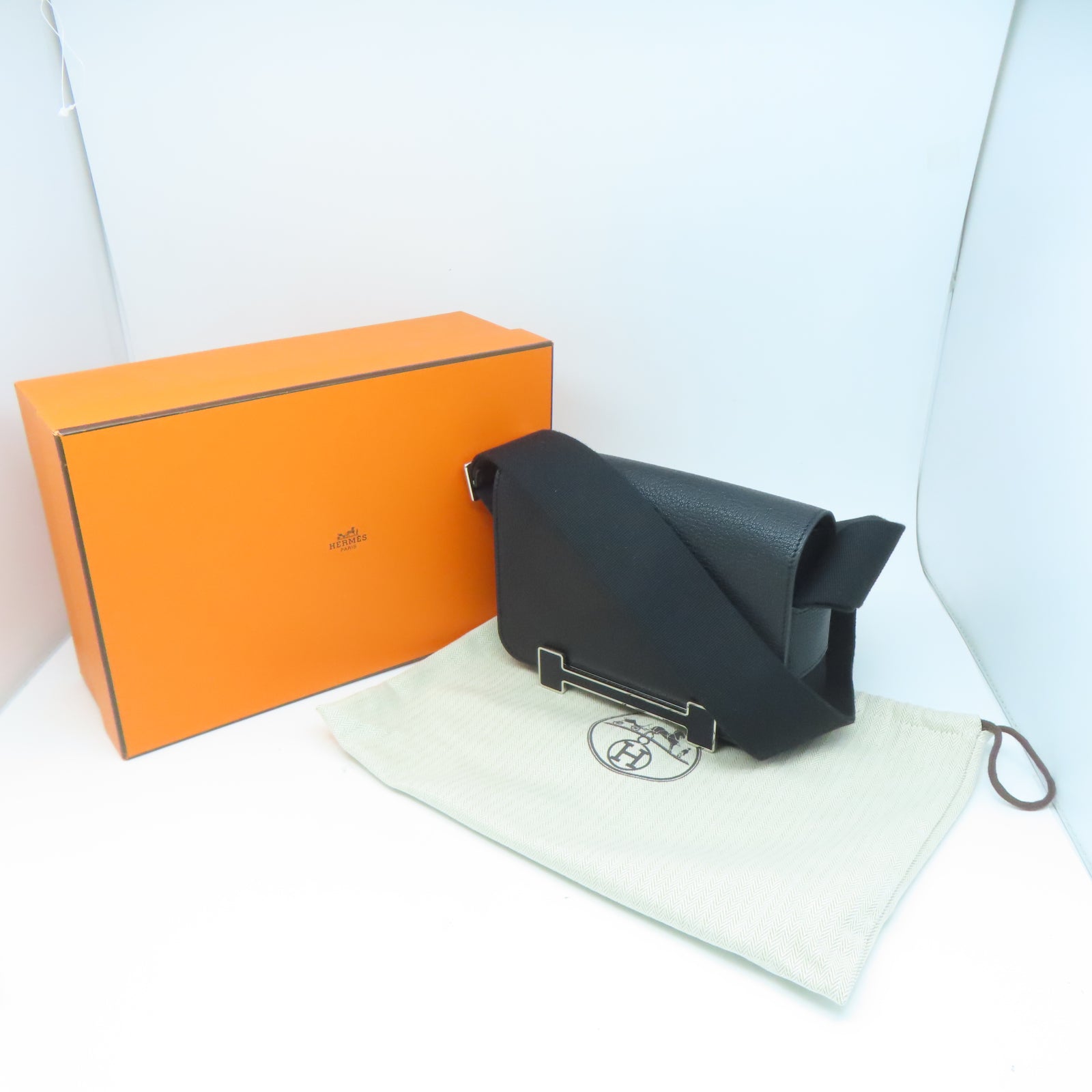 HERMES Chevre皮革Geta Bag銀扣肩背袋黑色