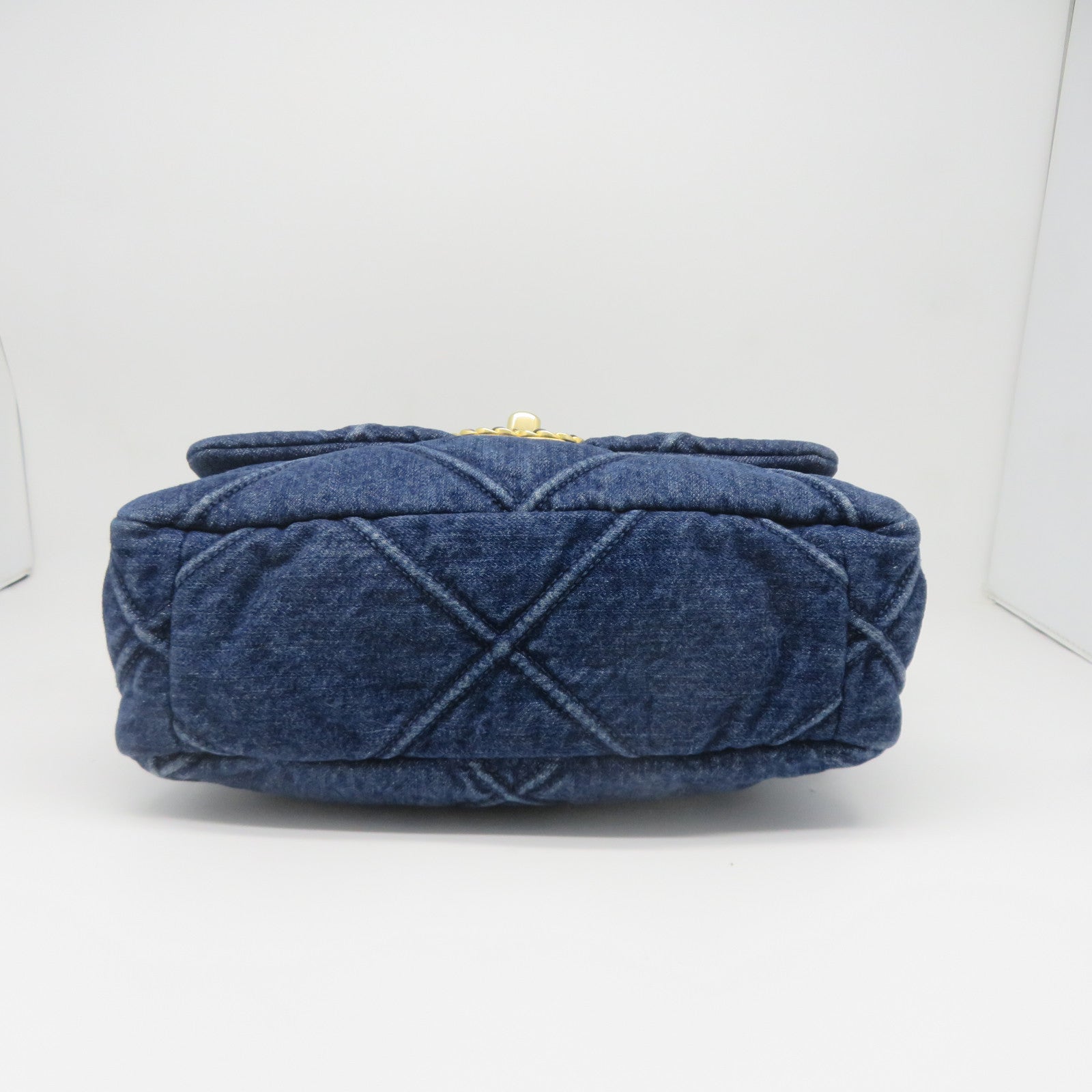 CHANEL Rhombus Denim Chanel 19 Gold Buckle Hand Shoulder Dual-purpose Bag Blue