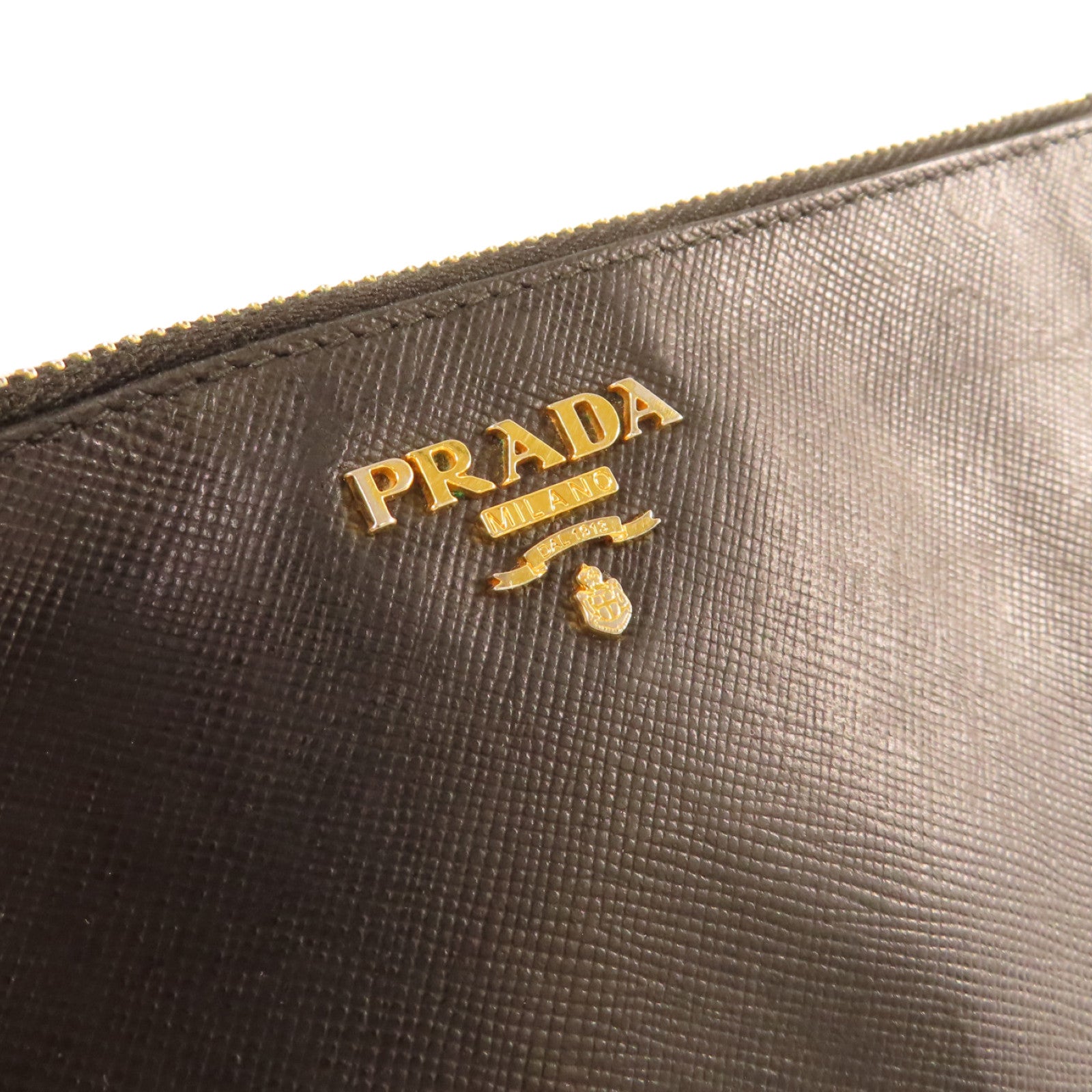 PRADA Saffiano皮革Pouch金扣手拿包黑色