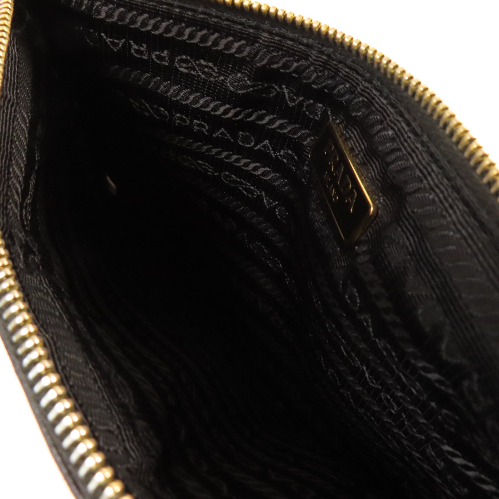 PRADA Saffiano皮革Pouch金扣手拿包黑色