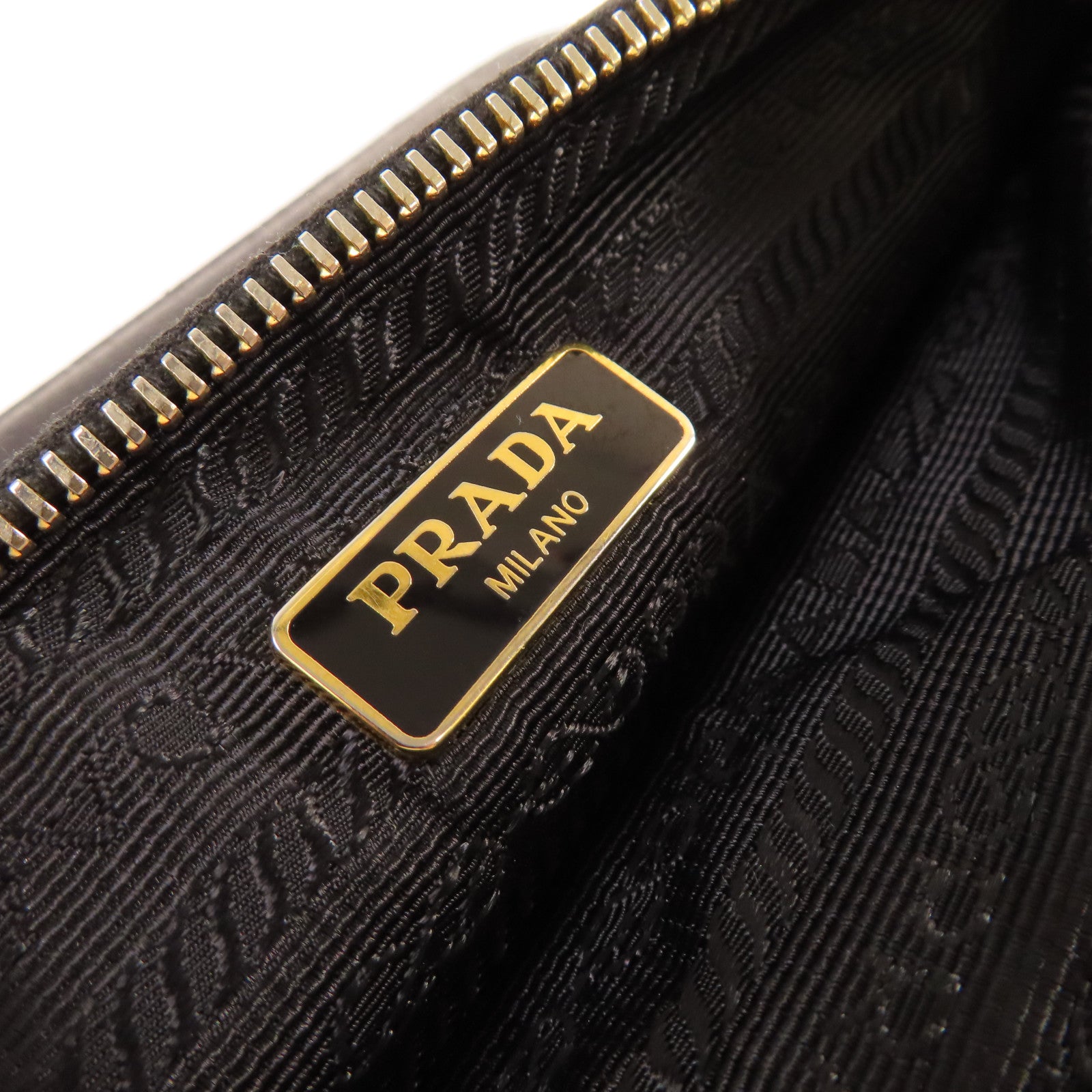 PRADA Saffiano皮革Pouch金扣手拿包黑色
