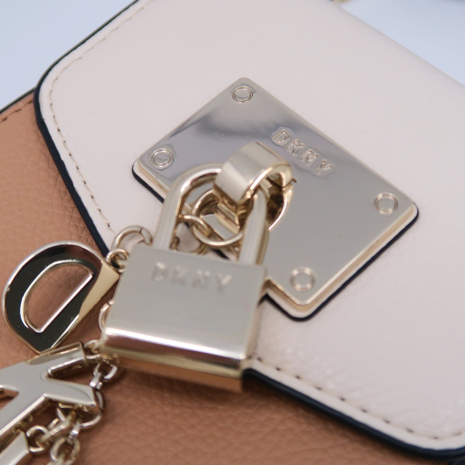 DKNY 牛皮皮革Shoulder Bag金扣鏈帶肩背袋米色/啡色/黑色