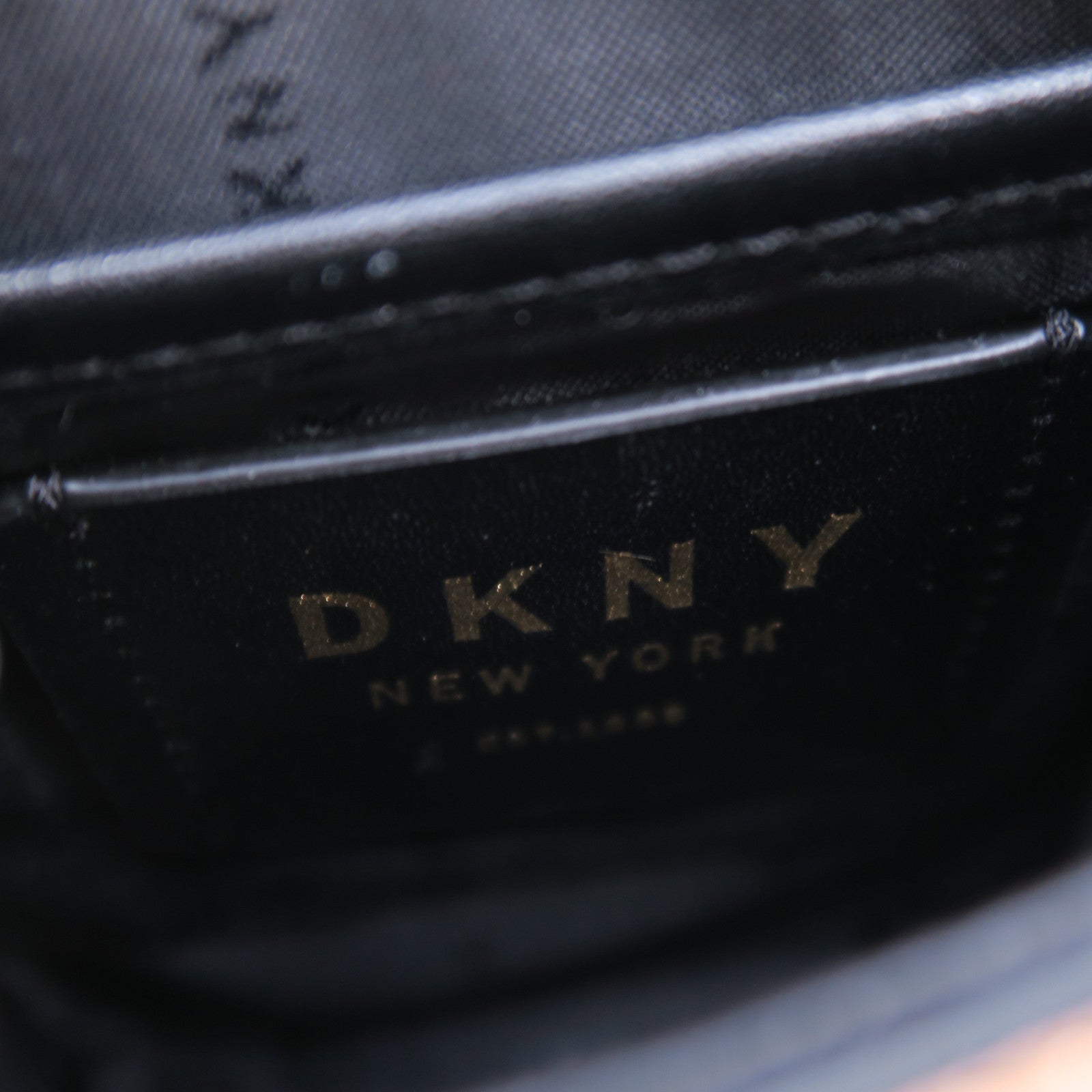 DKNY 牛皮皮革Shoulder Bag金扣鏈帶肩背袋米色/啡色/黑色