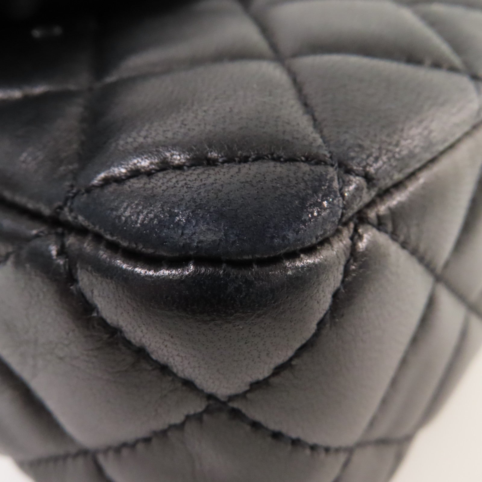 CHANEL 菱格羊皮皮革Medium Ladybug Classic Chain Shoulder Bag銀扣鏈帶肩背袋黑色