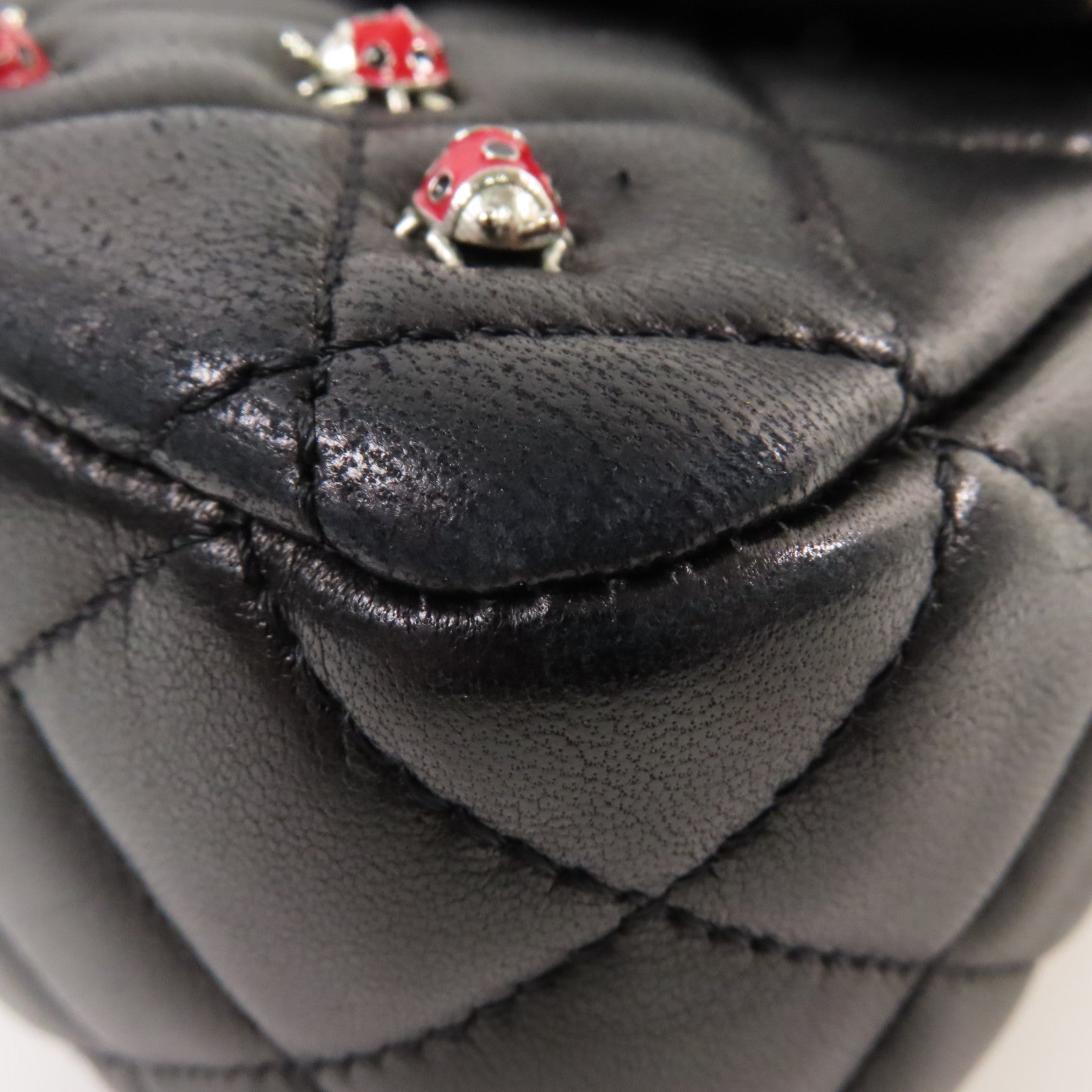 CHANEL 菱格羊皮皮革Medium Ladybug Classic Chain Shoulder Bag銀扣鏈帶肩背袋黑色