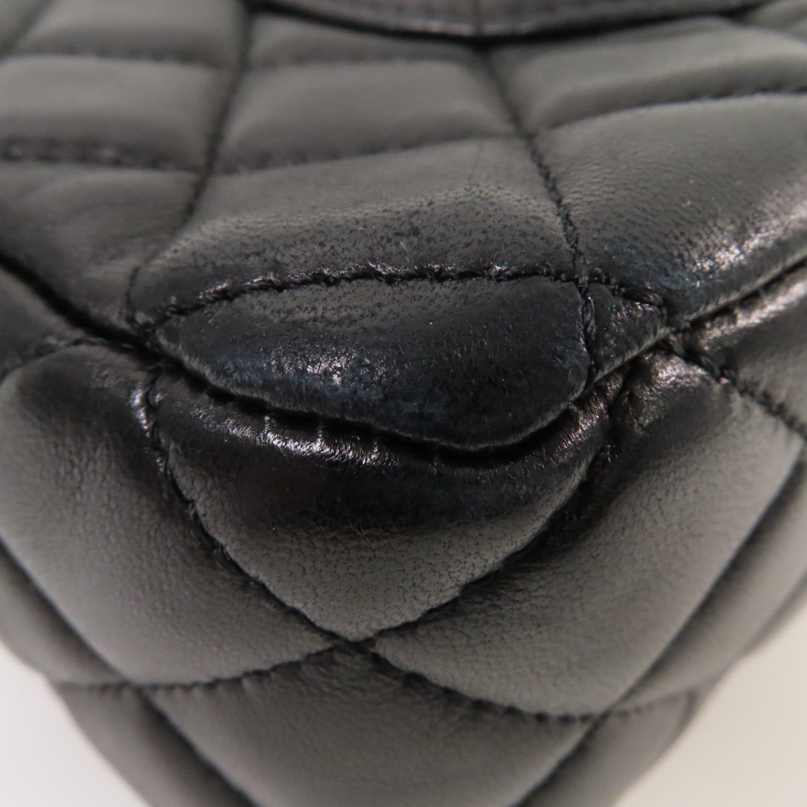 CHANEL 菱格羊皮皮革Medium Ladybug Classic Chain Shoulder Bag銀扣鏈帶肩背袋黑色