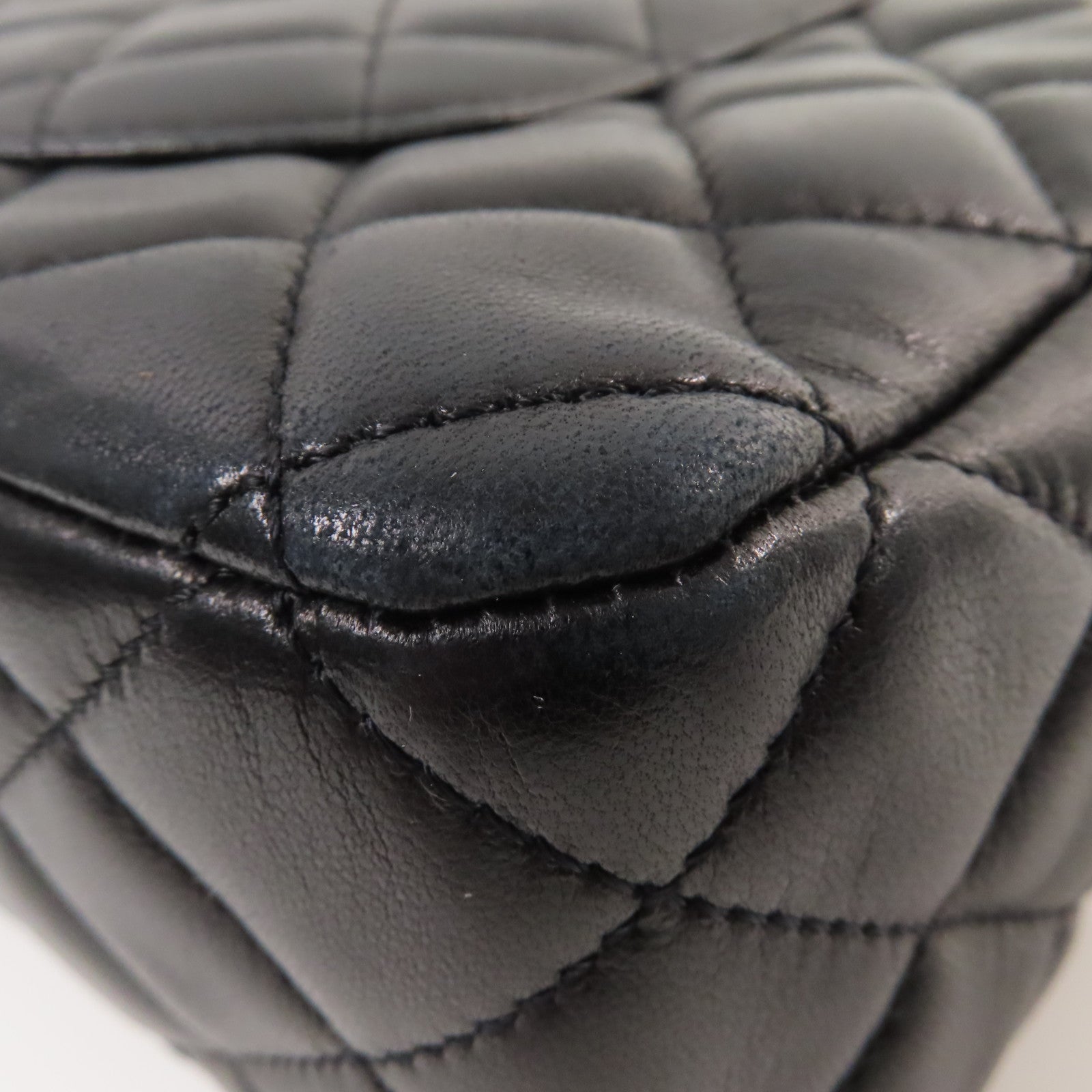 CHANEL 菱格羊皮皮革Medium Ladybug Classic Chain Shoulder Bag銀扣鏈帶肩背袋黑色