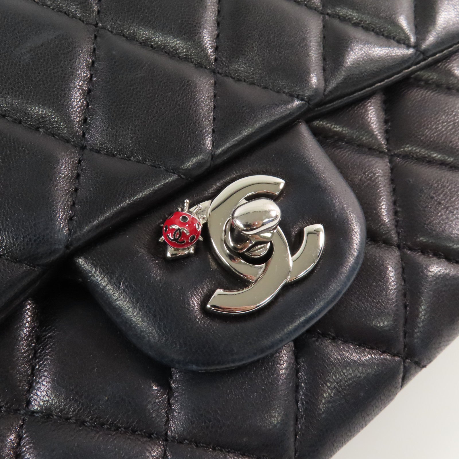 CHANEL 菱格羊皮皮革Medium Ladybug Classic Chain Shoulder Bag銀扣鏈帶肩背袋黑色