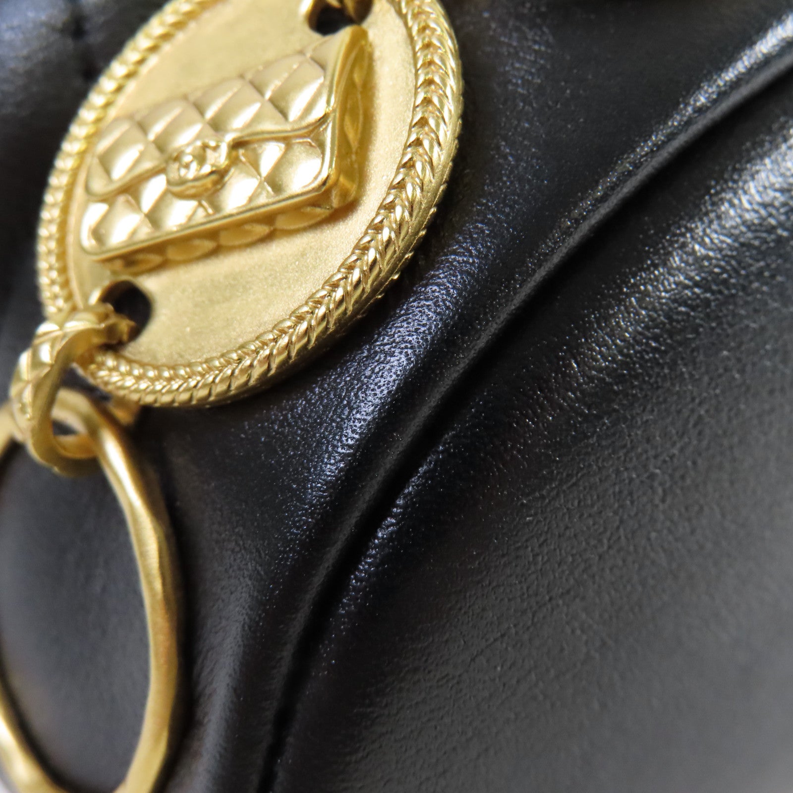 CHANEL 菱格牛皮皮革Small Bucket Bag金扣鏈帶肩背袋黑色