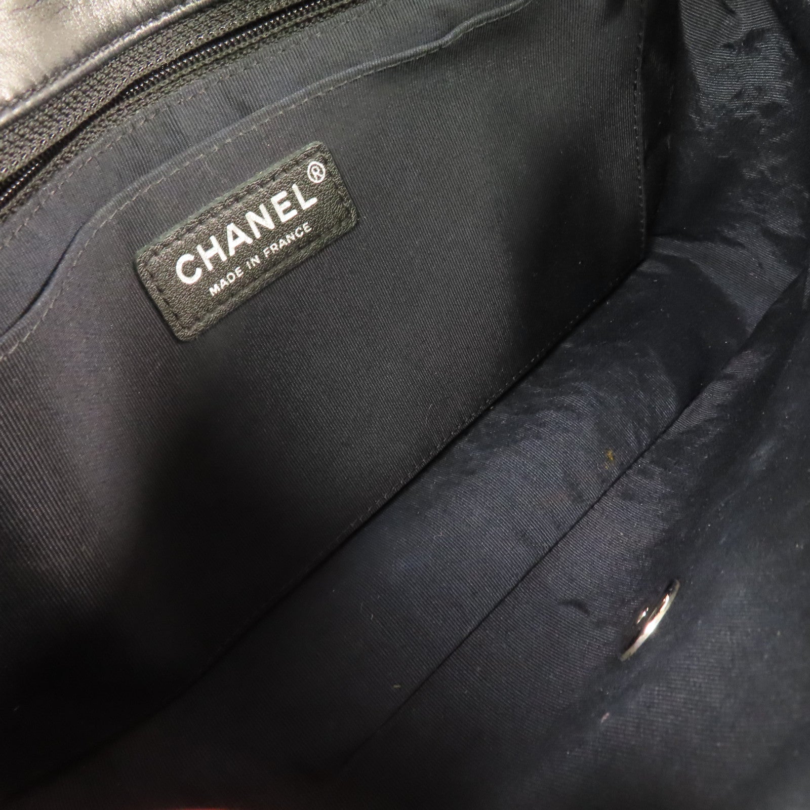 CHANEL 菱格羊皮皮革Medium Ladybug Classic Chain Shoulder Bag銀扣鏈帶肩背袋黑色