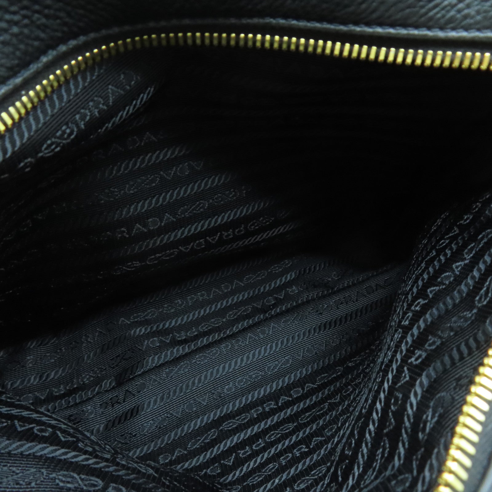 PRADA 牛皮皮革Shoulder Bag金扣肩背袋黑色