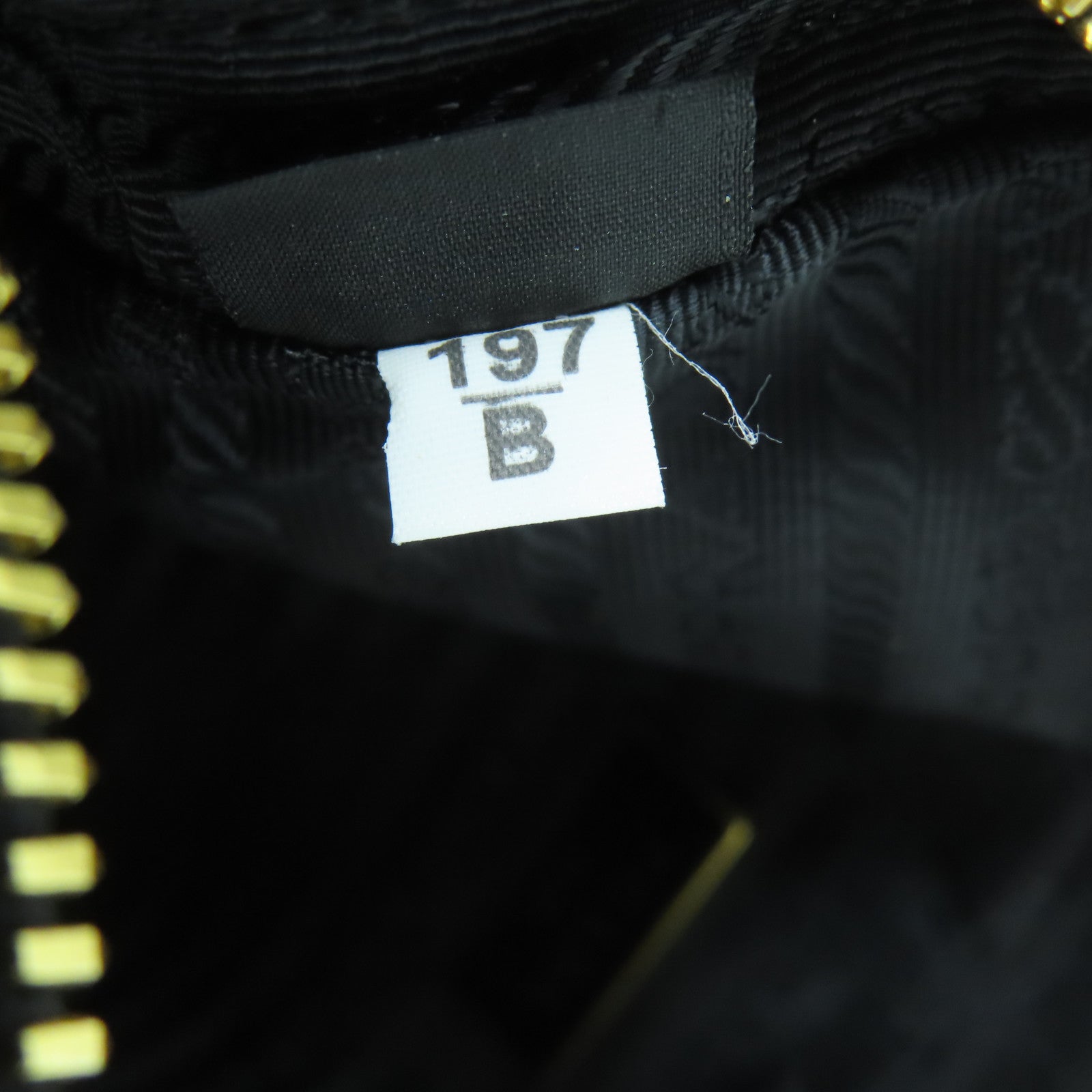 PRADA 牛皮皮革Shoulder Bag金扣肩背袋黑色