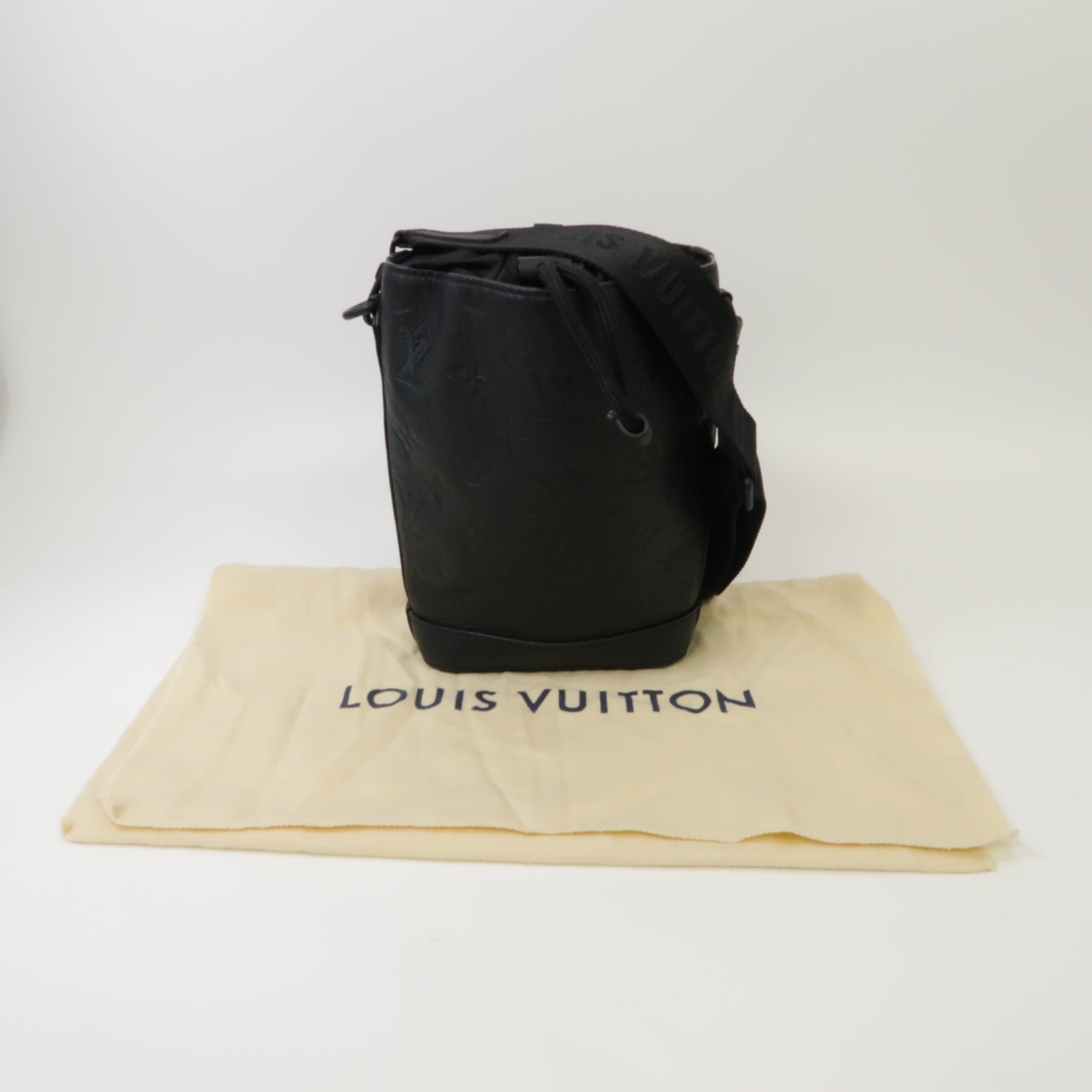 LOUIS VUITTON Monogram Shadow Noe Sling肩背袋黒色