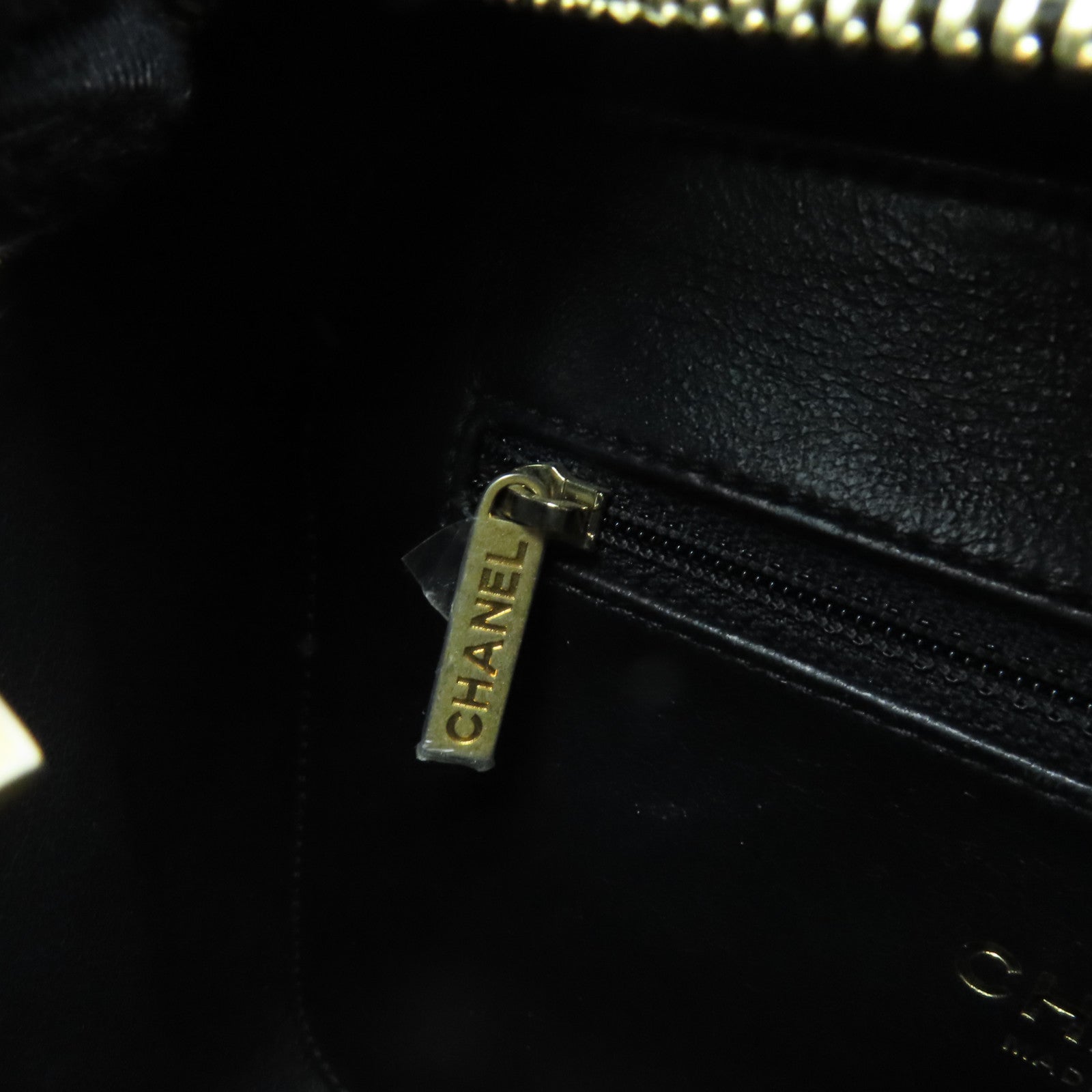 CHANEL 菱格Caviar皮革Vanity Case金扣鏈帶肩背袋黑色