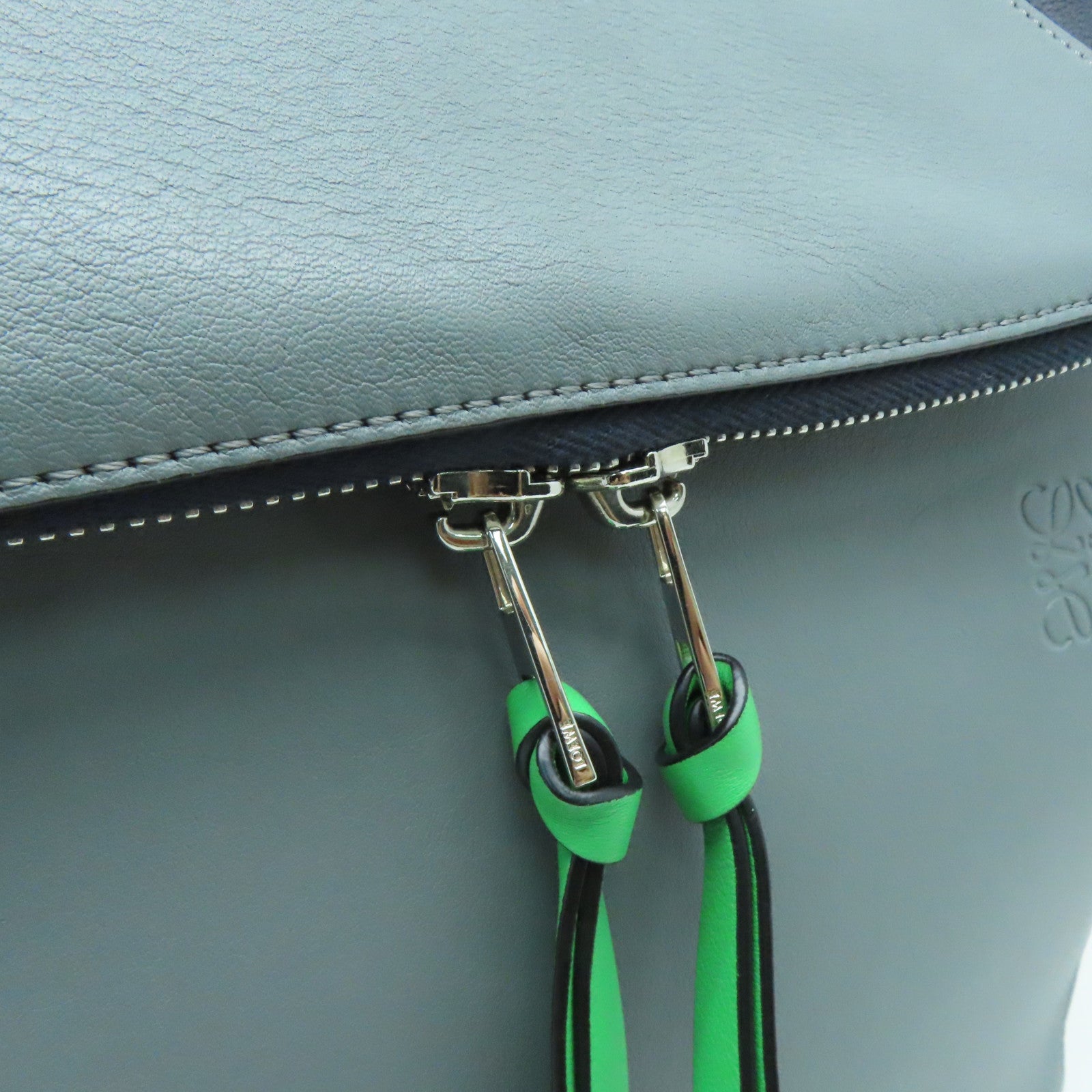 LOEWE 牛皮皮革Backpack银扣背包灰色/深蓝色