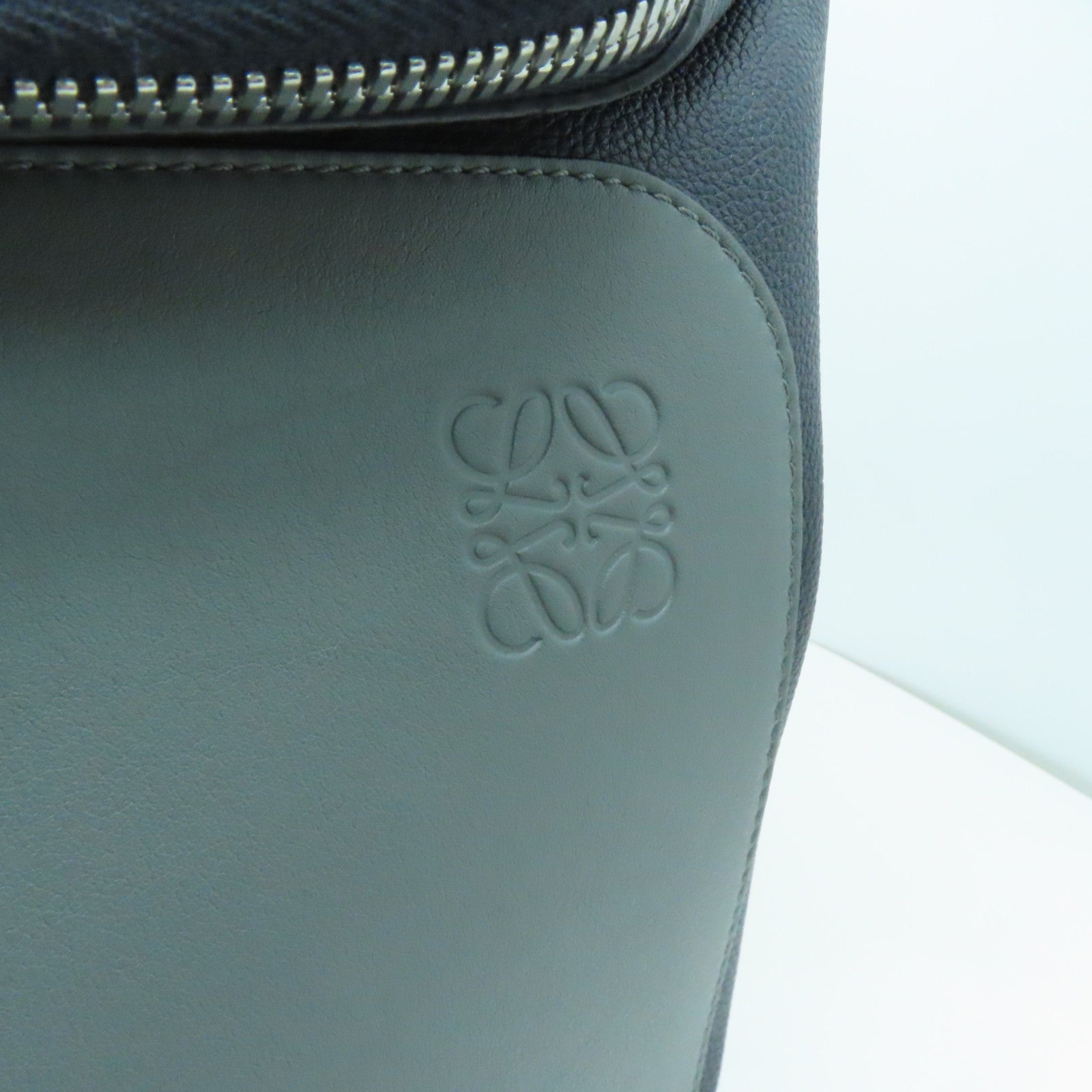 LOEWE 牛皮皮革Backpack银扣背包灰色/深蓝色