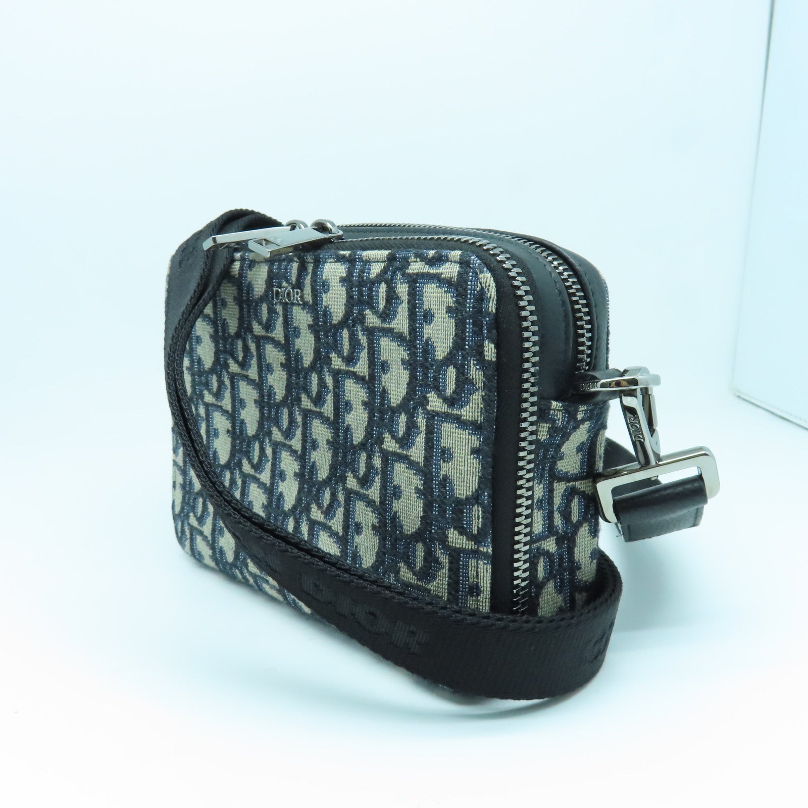 Dior 帆布Pouch With Strap银扣肩背袋蓝色