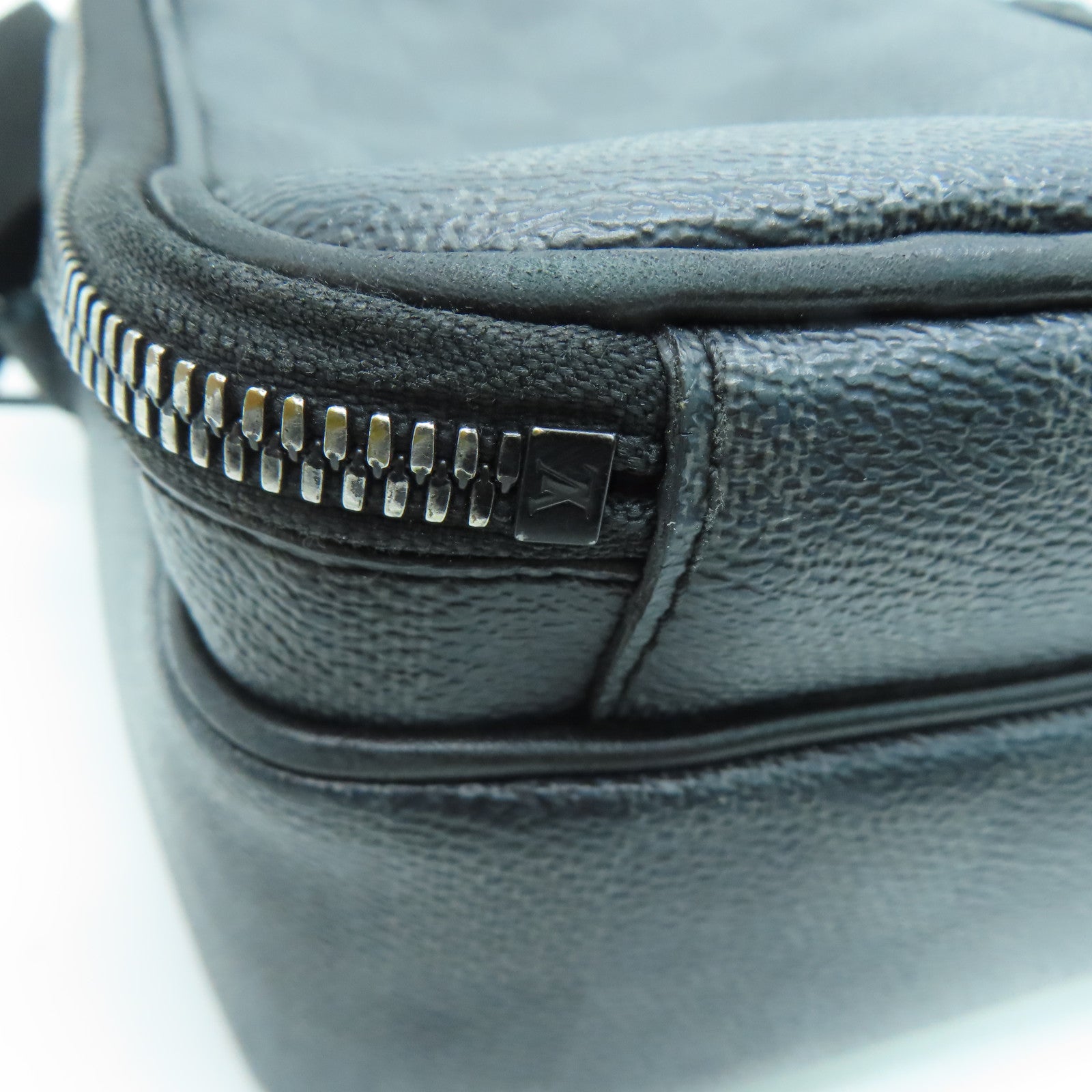 LOUIS VUITTON Damier Graphite Utility Messenger Bag肩背袋黑色