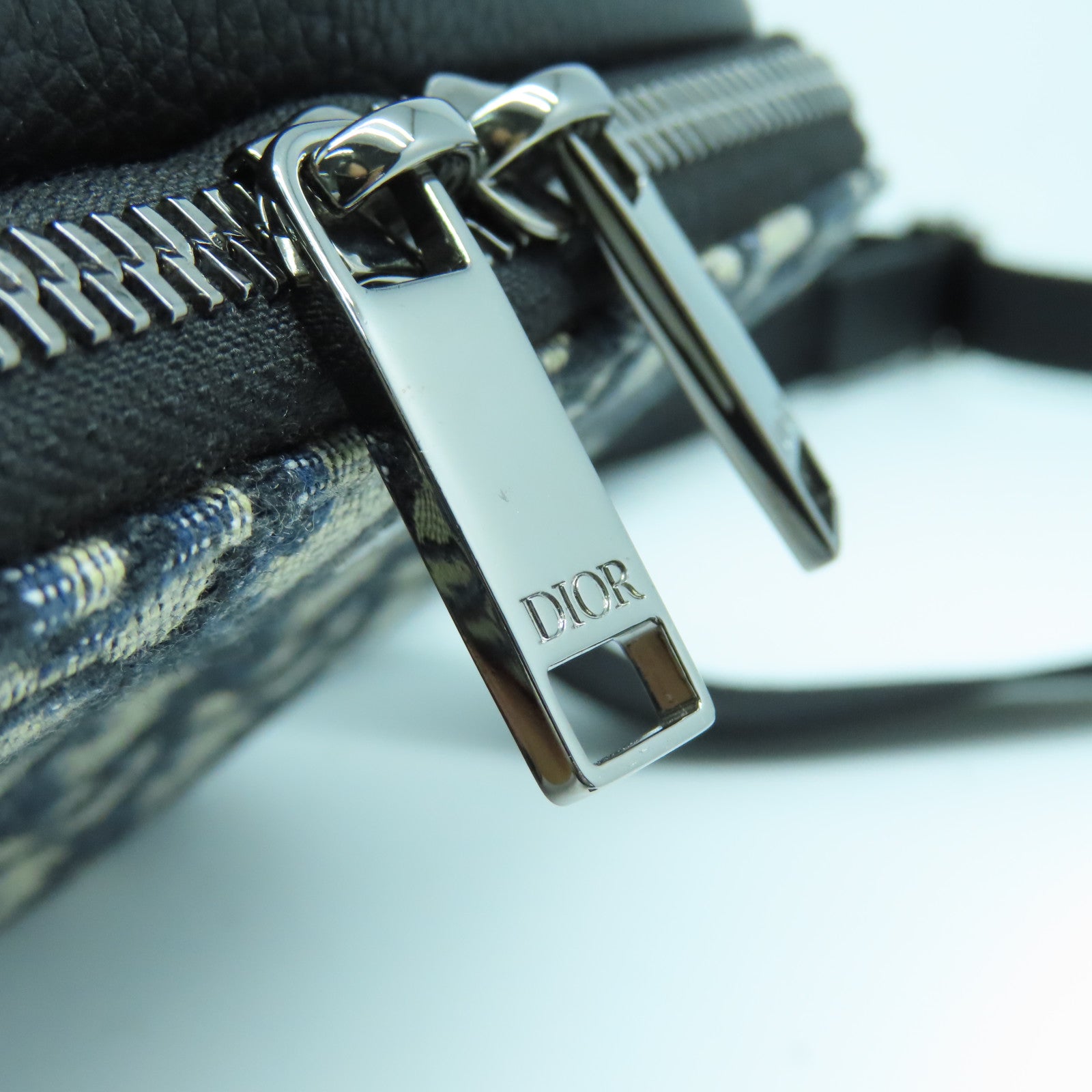 Dior 帆布Pouch With Strap银扣肩背袋蓝色