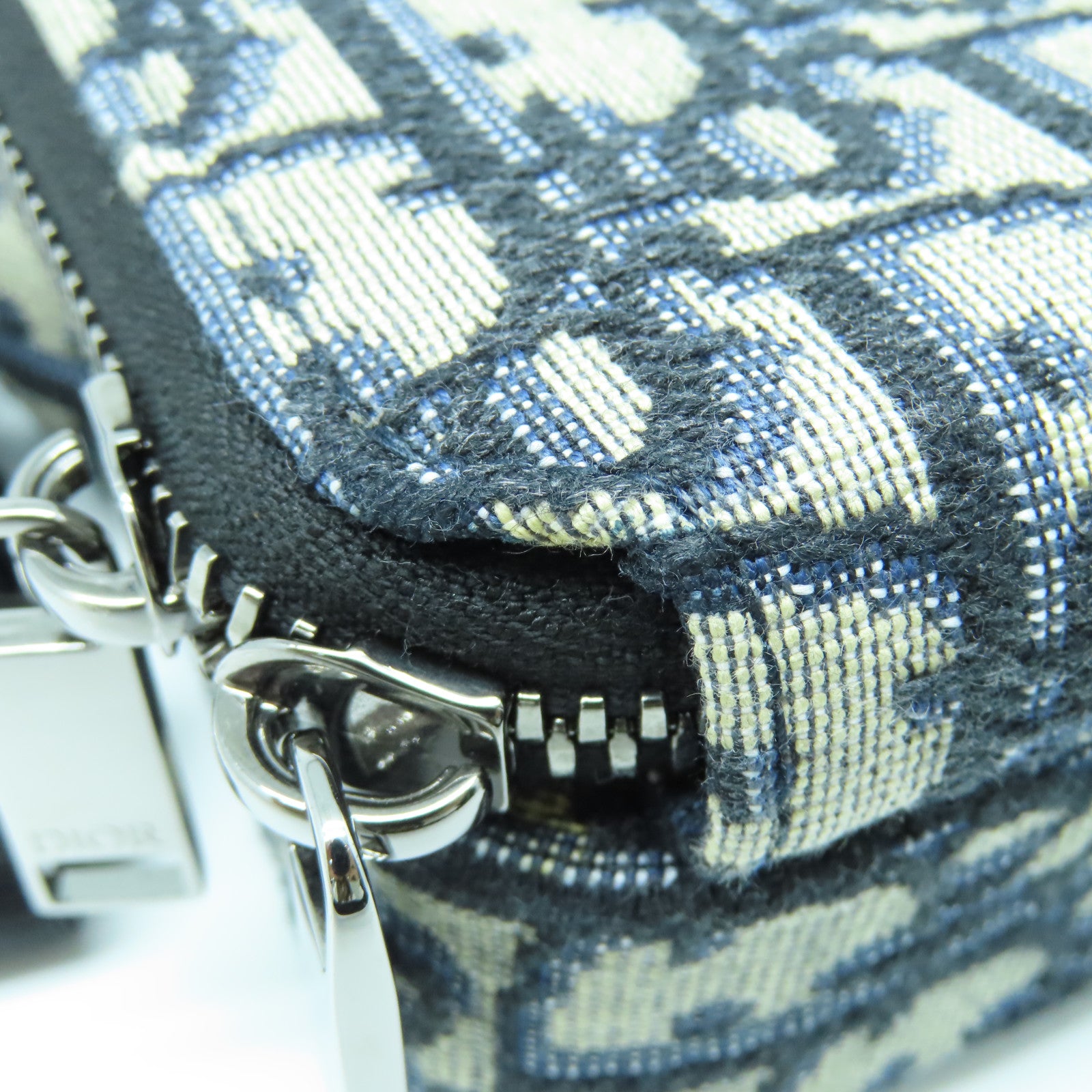 Dior 帆布Pouch With Strap银扣肩背袋蓝色