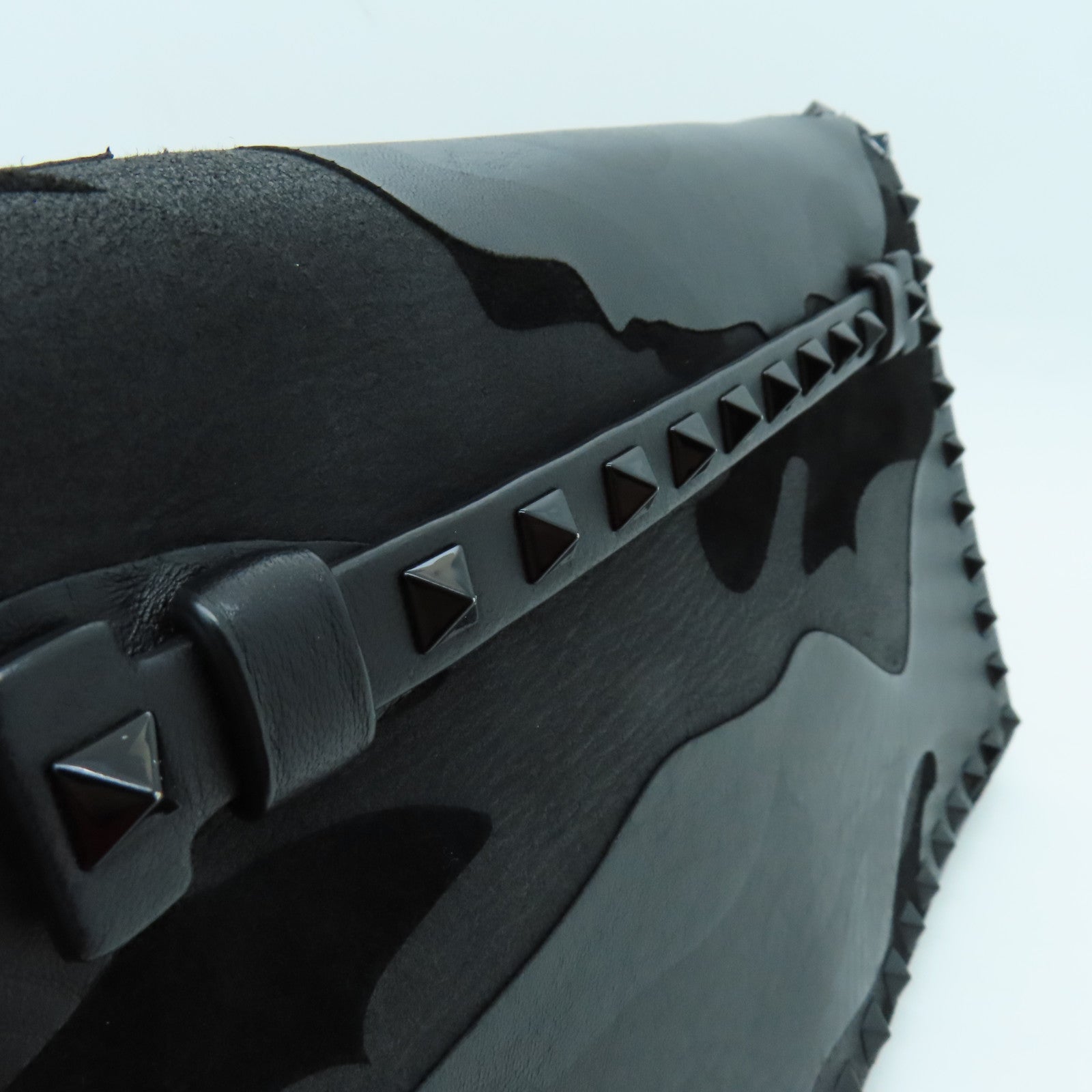 Valentino 牛皮皮革Clutch Bag銀扣手拿包黑色