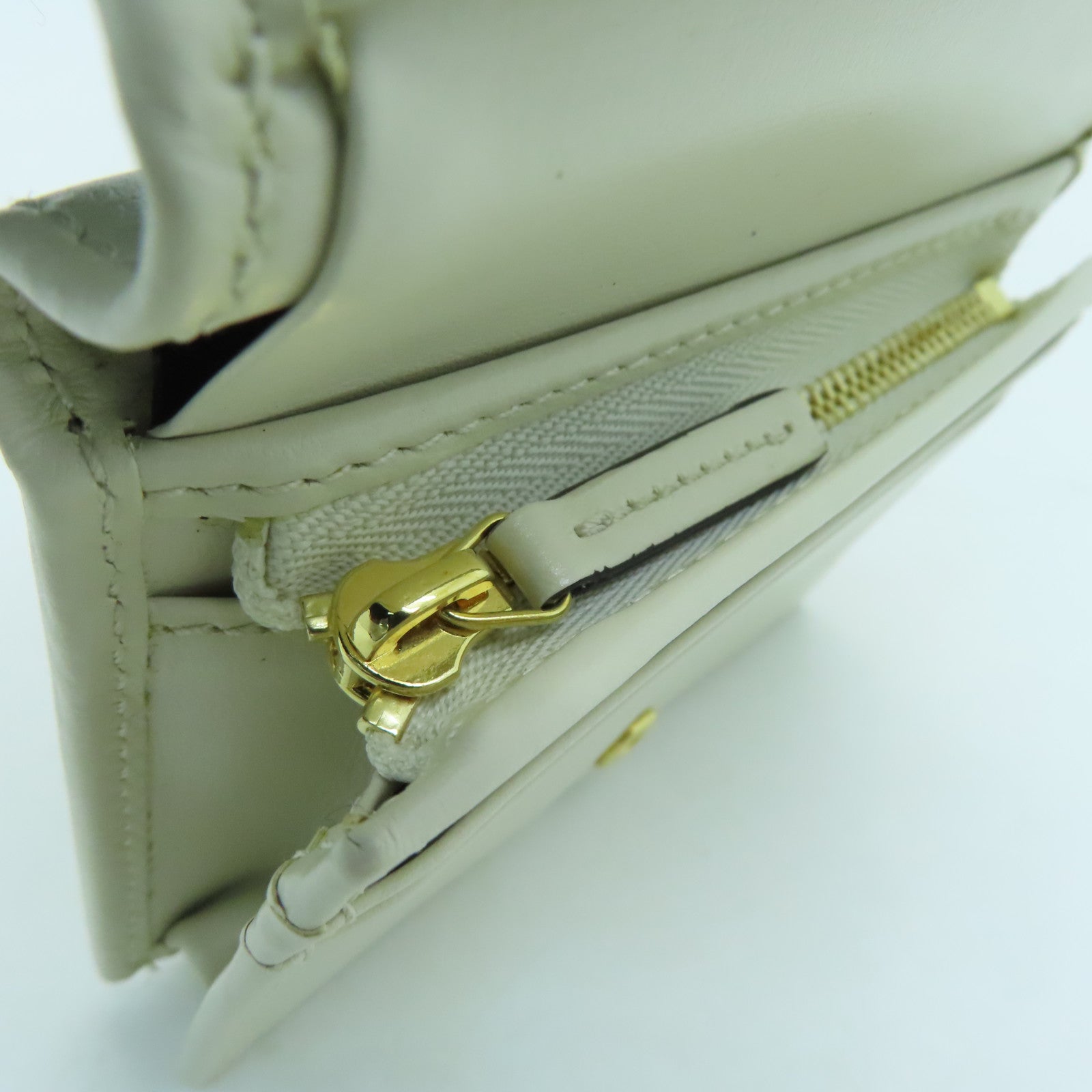 GUCCI cowhide leather Wallet gold buckle wallet white