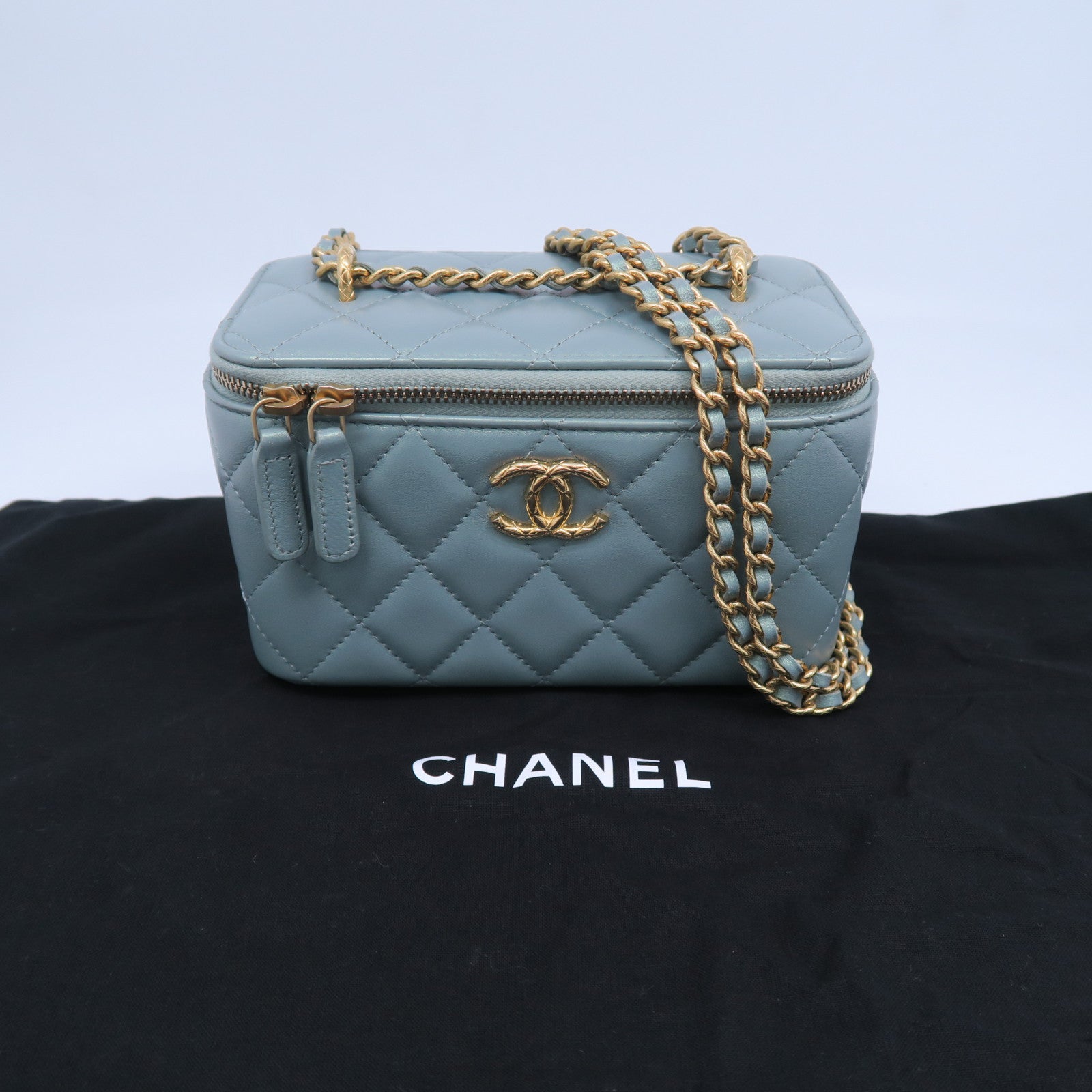 CHANEL 菱格羊皮皮革Vanity Case金扣鏈帶肩背袋淺藍色